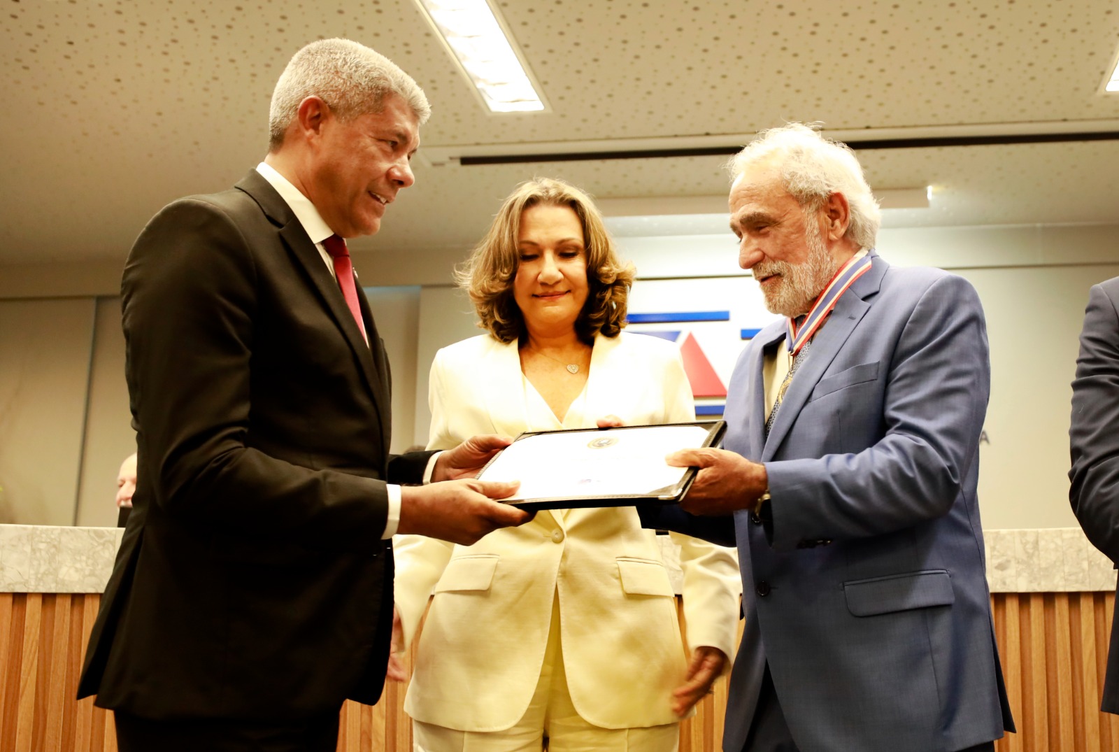 No TCE, Jerônimo Rodrigues prestigia entrega de medalha ao mérito na sessão de aposentadoria do conselheiro Antonio Honorato