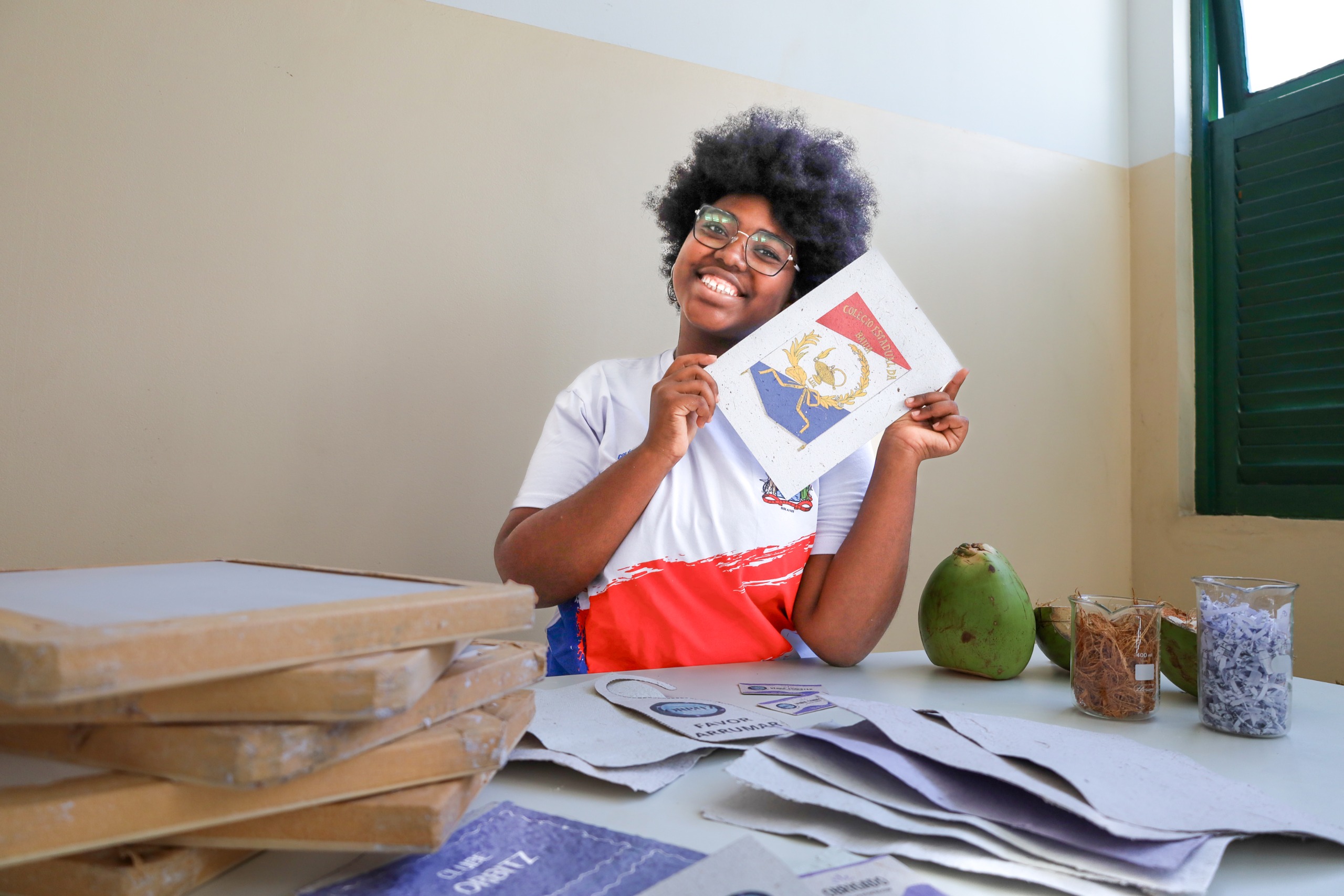 Estudante baiana transforma resíduos de papel e coco verde em solução sustentável