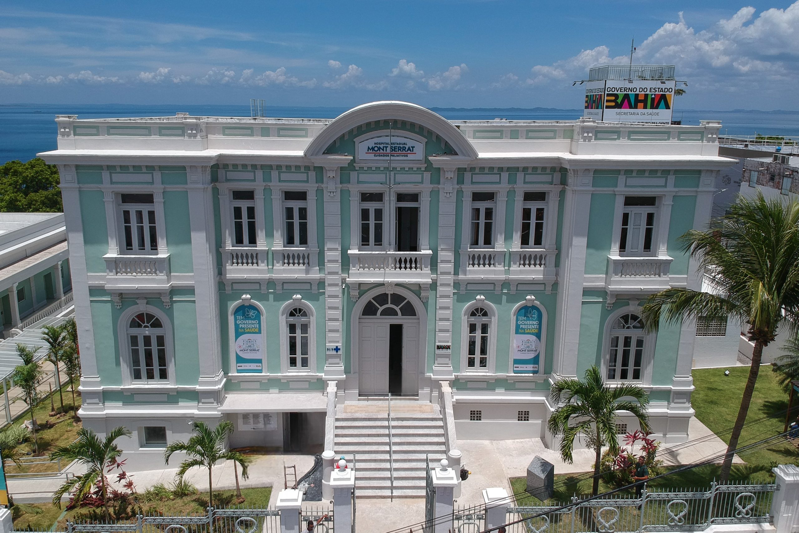 Para os próximos meses, estão previstas as inaugurações de três novas policlínicas (Camaçari, Remanso e Itapetinga) e hospitais regionais em Alagoinhas, Jacobina e Ibotirama. Estão em fase final as obras do Hospital de Cuidados Prolongados, em Lauro de Freitas, além da reforma de duas das maiores unidades da capital: os hospitais Ana Nery e Roberto Santos.  Para apoiar as prefeituras na atenção básica, o Pacto Bahia pela Saúde busca acelerar a implantação de telemedicina, ampliar o cofinanciamento aos munic