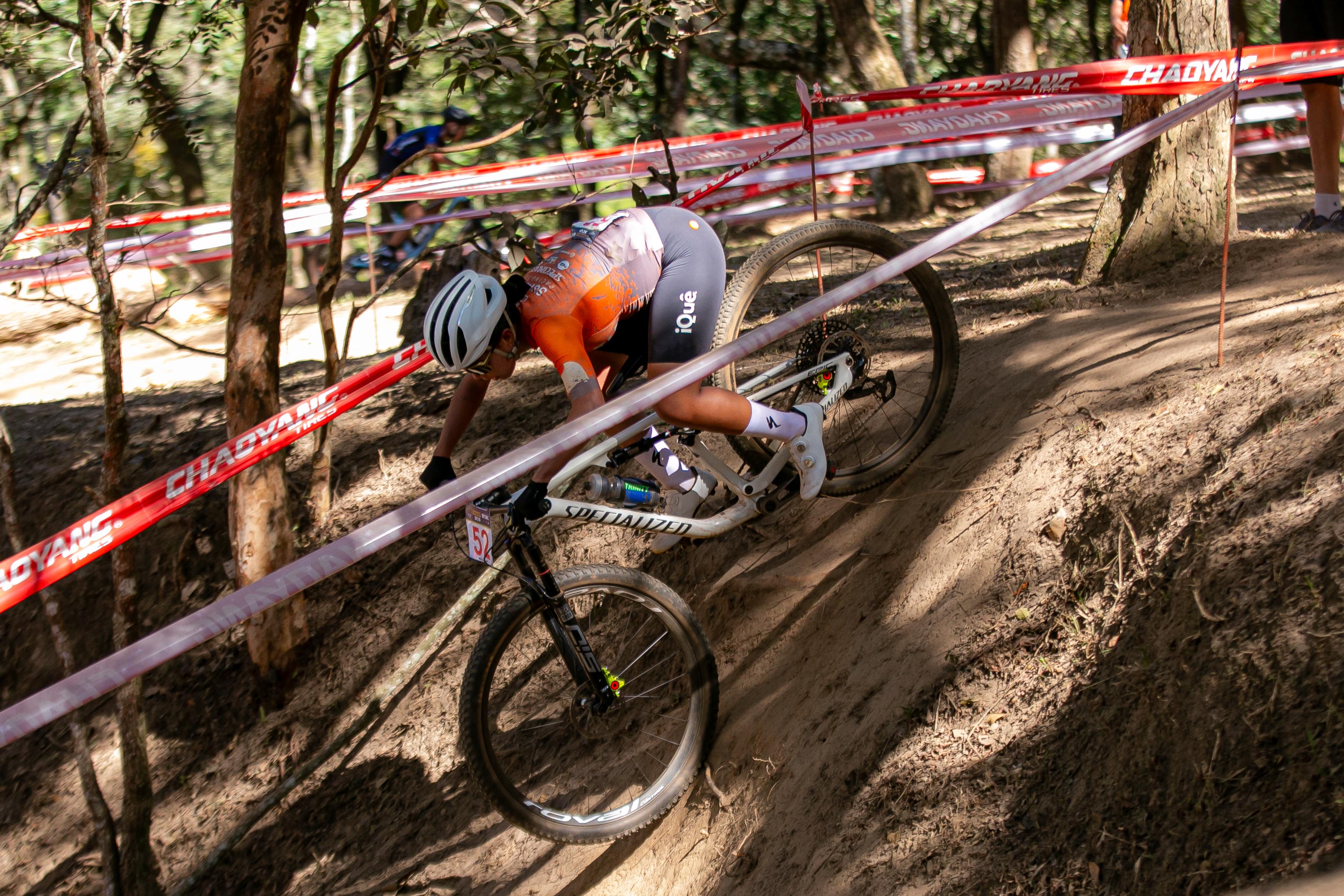 Ciclista baiana viaja para quatro competições internacionais na Europa com apoio do Governo do Estado  Mundial de ciclismo de montanha, no dia 12 de setembro, na Suíça, é o principal evento do roteiro de Anna Vitória  Quem ver o roteiro de viagem da ciclista Anna Vitória à Europa pode até pensar que se trata de um belo passeio de bicicleta, mas na real não é esse o propósito da atleta: a jovem embarca dia 10 de agosto para o velho continente com o propósito de participar de quatro competições internacionais