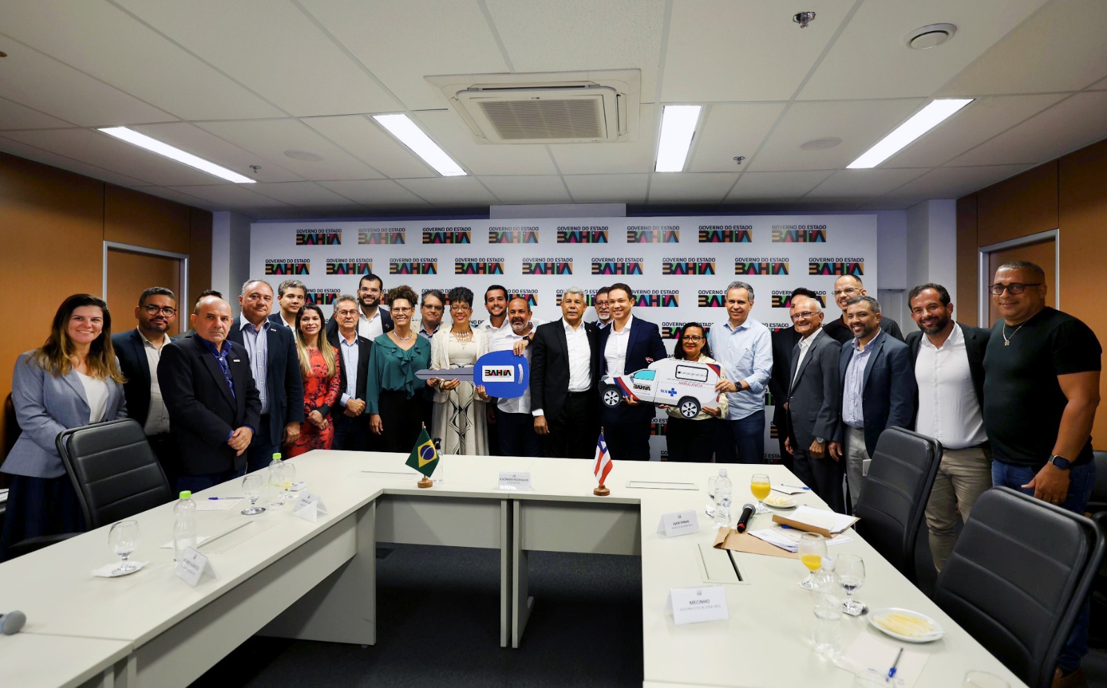 Vera Cruz recebe ambulância e veículo de TFD após reunião com governadorDois veículos para a saúde são destinados a Vera Cruz após reunião entre o governador e o prefeito do município