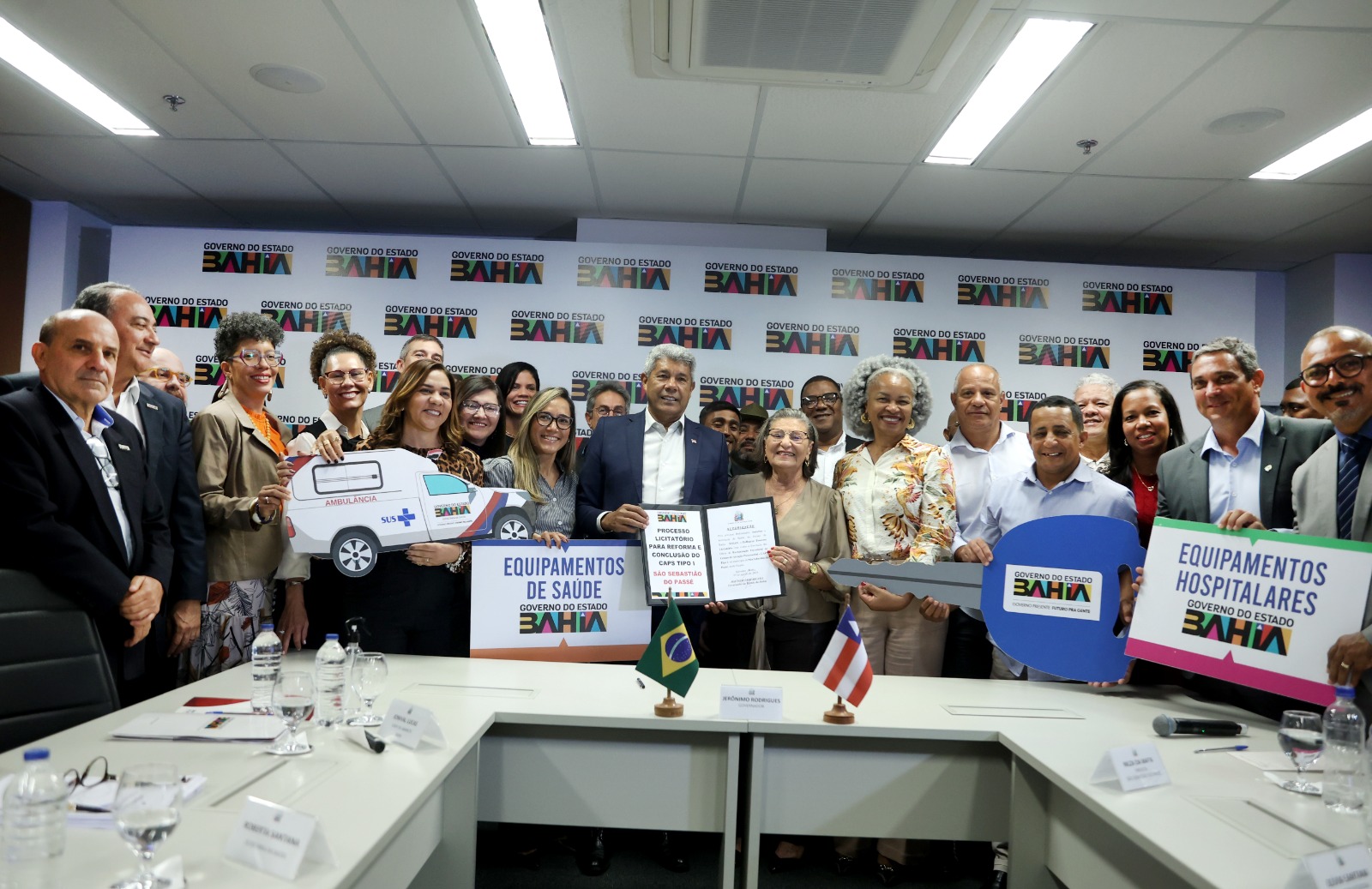 Governador recebe prefeita de São Sebastião do Passé e entrega ambulância, van para TFD e equipamentos hospitalares ao município