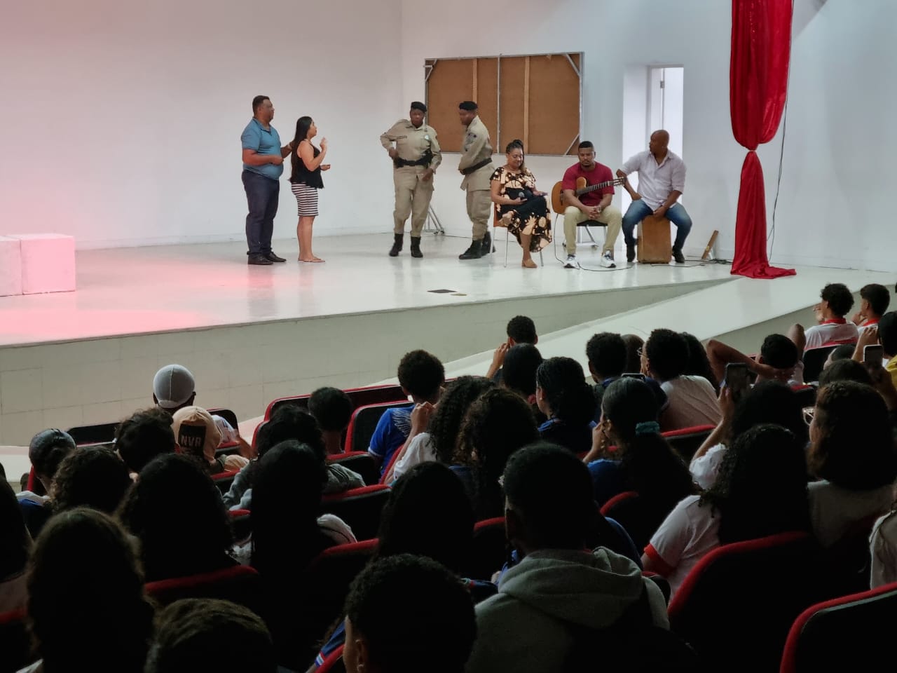 Grupo de Teatro da PM realiza apresentações em Lauro de Freitas
