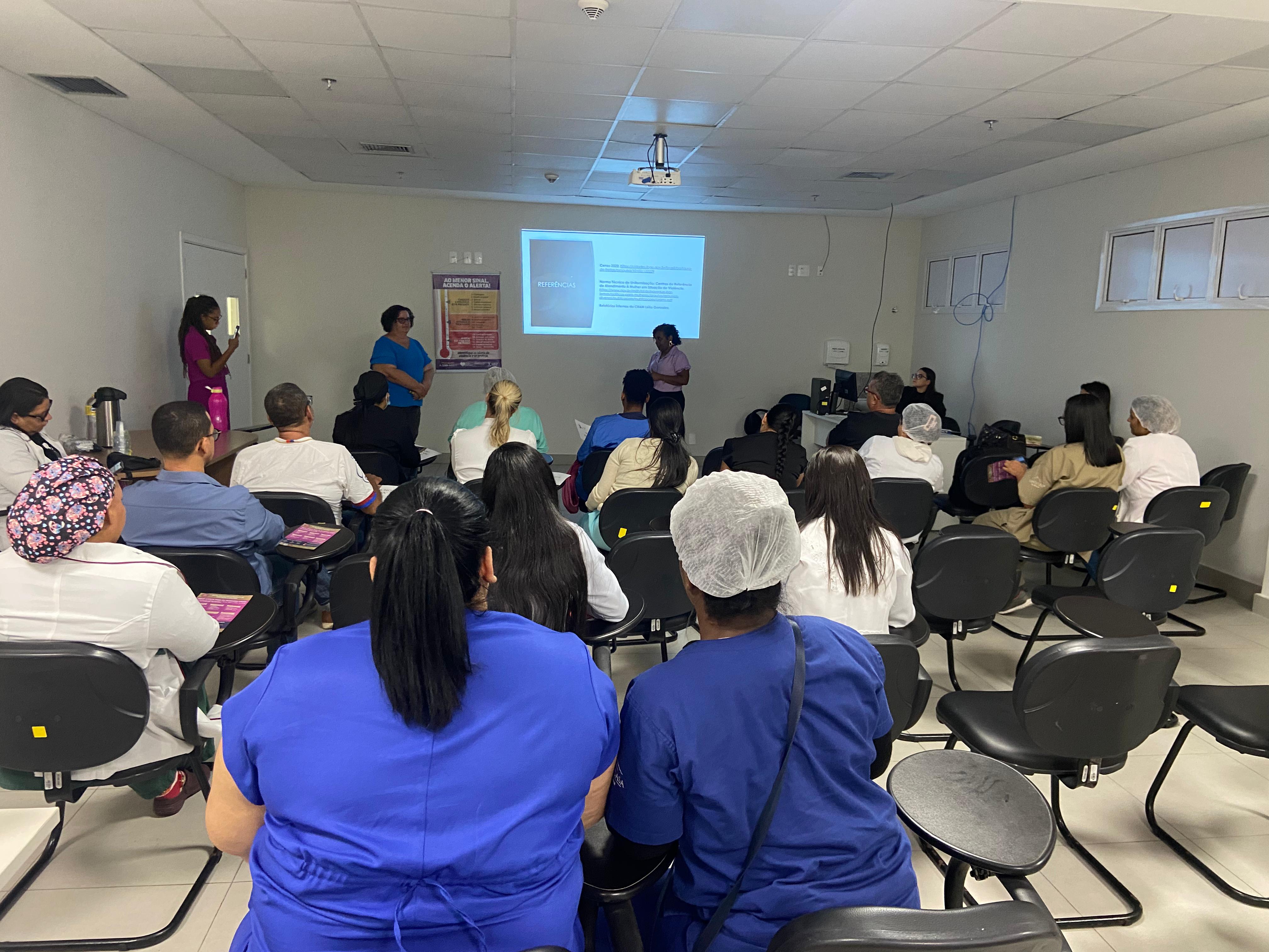 Hospital Metropolitano recebe palestra sobre prevenção e combate à violência contra a mulher
