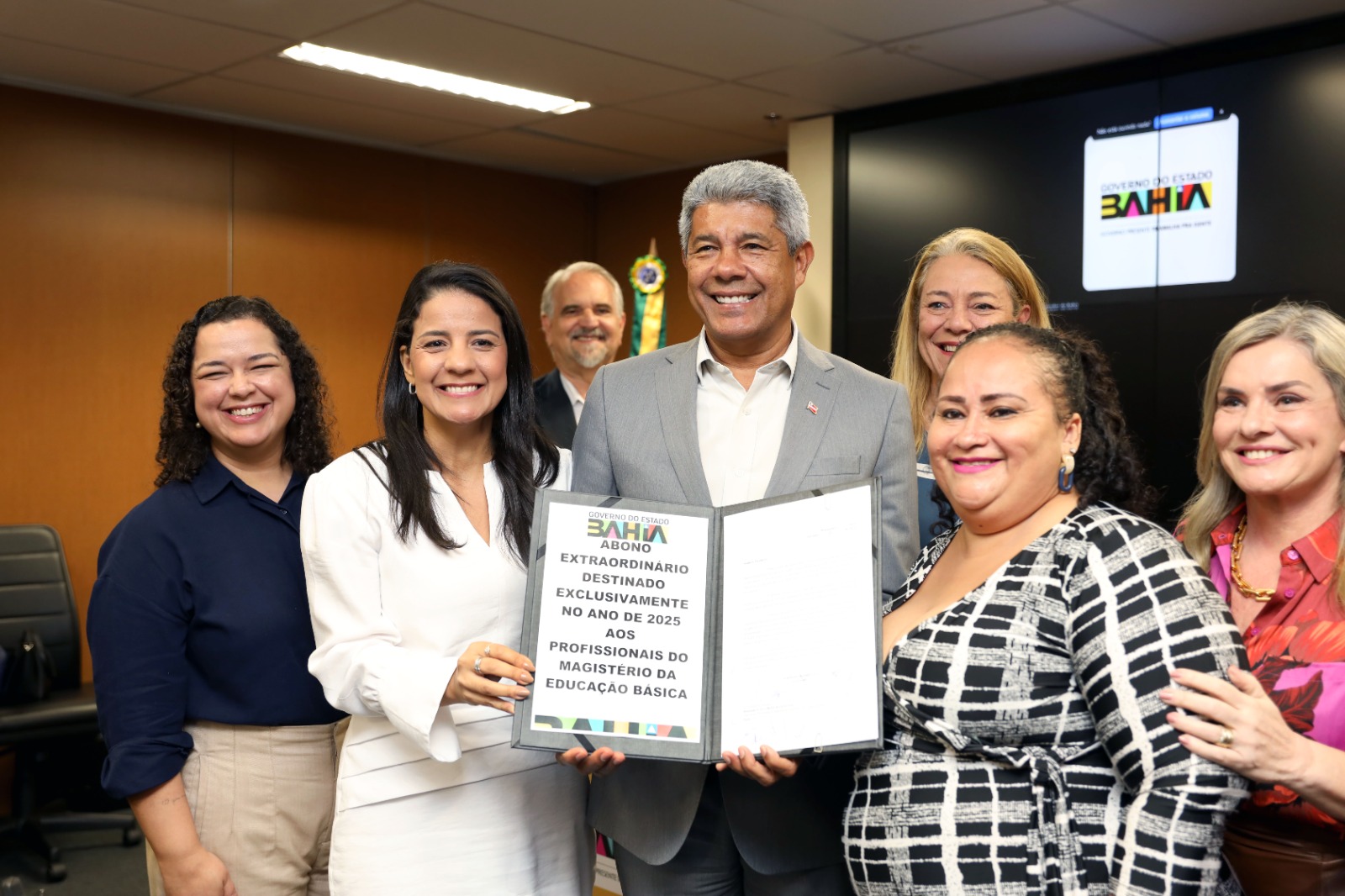 Jerônimo anuncia pagamento de precatório para professores e envia à Alba projeto de lei que concede abono extraordinário para a categoria