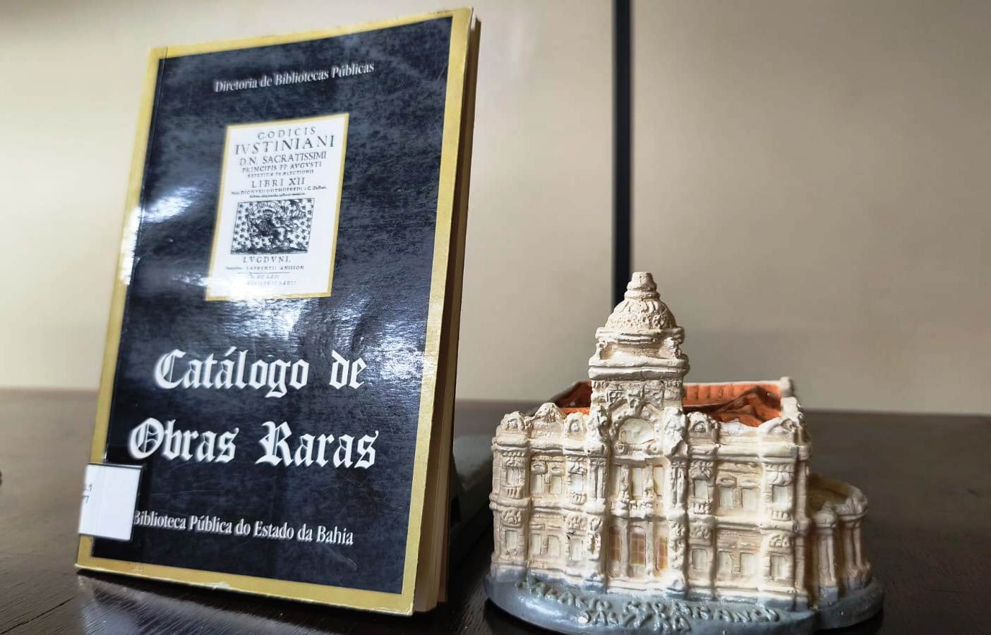 Instituição preserva 60 mil volumes, dentre eles coleções trazidas ao País pela Família Real Portuguesa e obras que resistiram ao tempo e a episódios como o bombardeio sofrido por Salvador, em 1912. Seminário irá reunir pesquisadores da área.