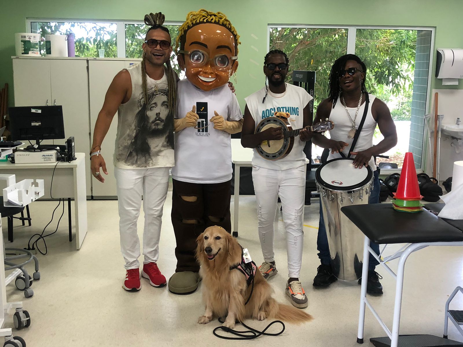 Cão terapeuta e música levam clima de Natal aos pacientes do Hospital Ortopédico do Estado da Bahia