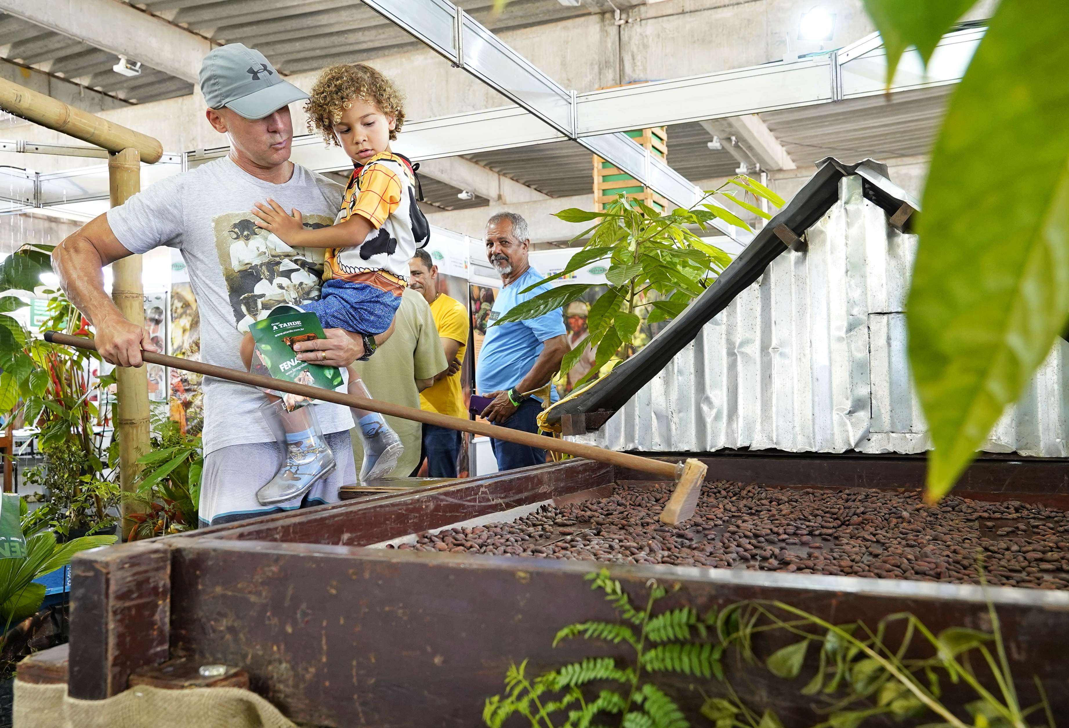 Maior feira agropecuária do Norte/Nordeste, a Fenagro 2025, encerrada no último domingo (7), alcançou números que demonstram a força do agro baiano e a importância da integração entre o campo e a cidade. A 34ª edição do evento, realizado no Parque de Exposições de Salvador, registrou recorde de público de mais de 200 mil visitantes e movimentação econômica estimada de R$120 milhões. Foram mais de 600 expositores de 12 estados e exibição de aproximadamente 3 mil animais, entre bovinos, caprinos, ovinos e equ