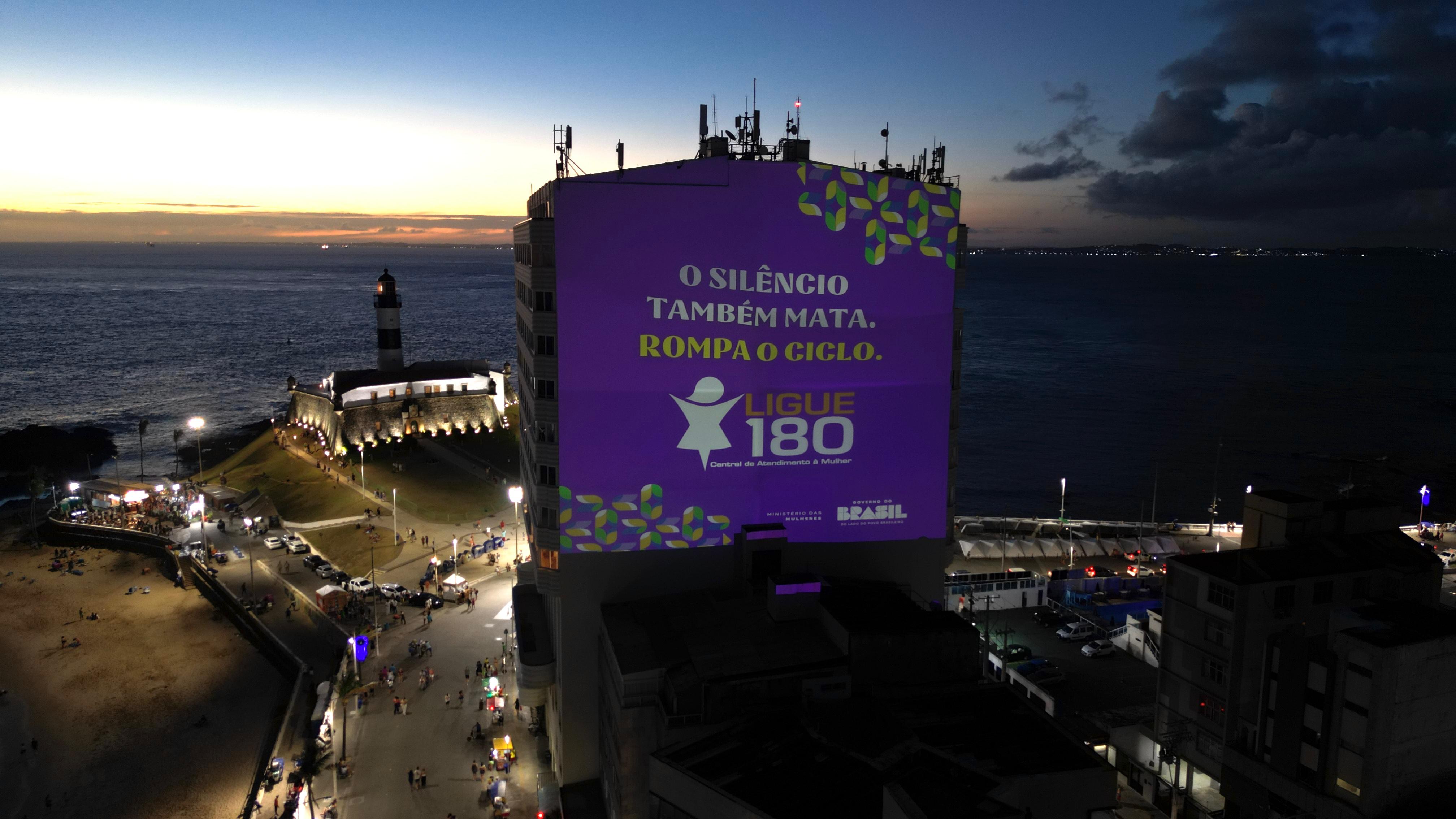 Edifício Oceania projeta o Ligue 180 e apelos pelo fim da violência contra a mulher