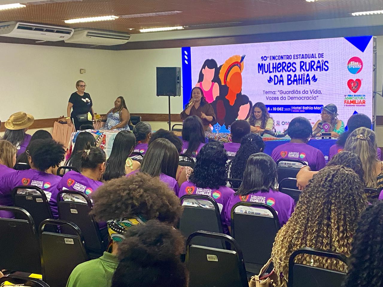 Em Salvador mulheres marcham na orla, nesta quarta (10), para a abertura da Febafes