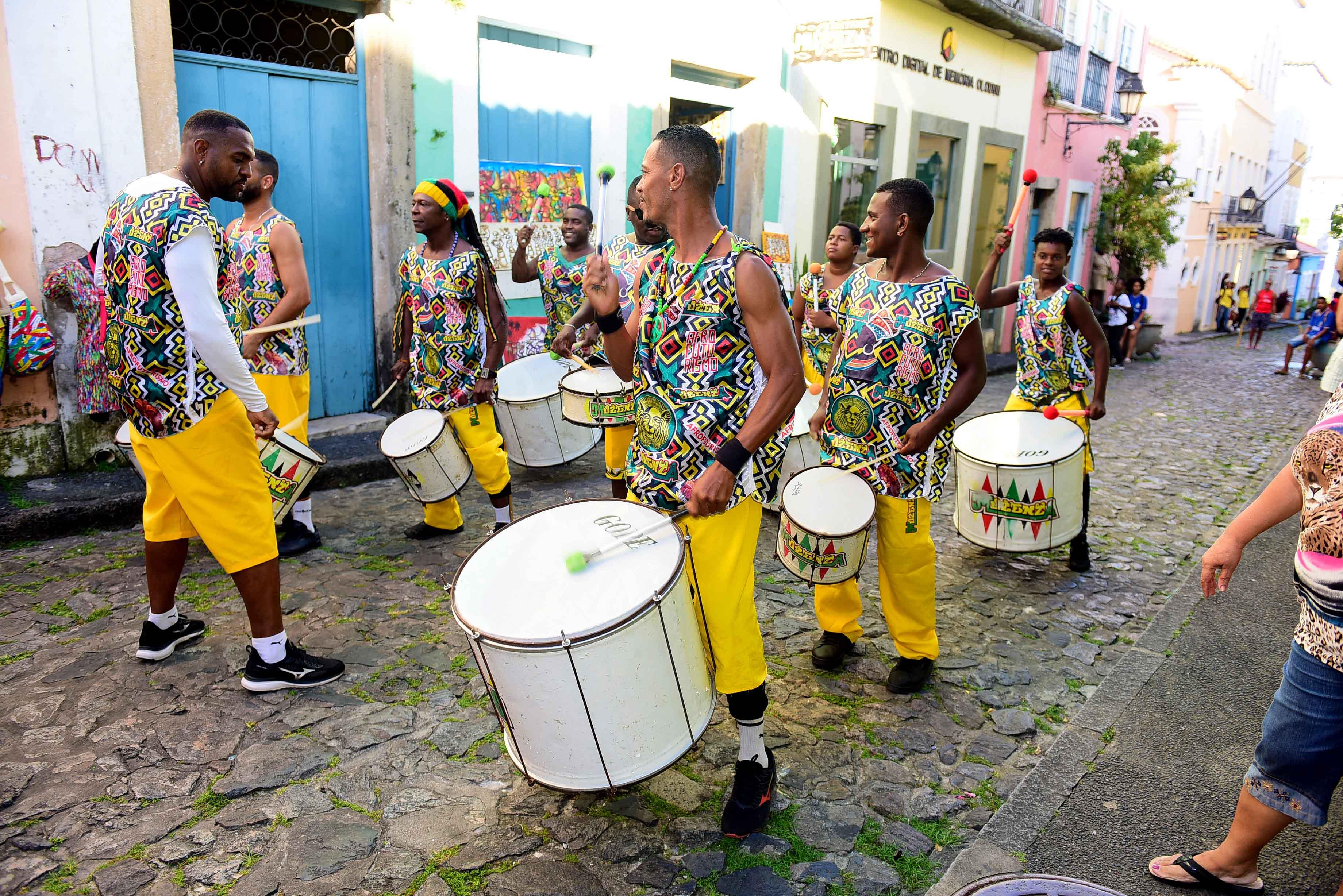 Sextou com samba raiz, Muzenza, Cortejo Afro e Ilê: Pelourinho segue animado nesta sexta-feira (9)