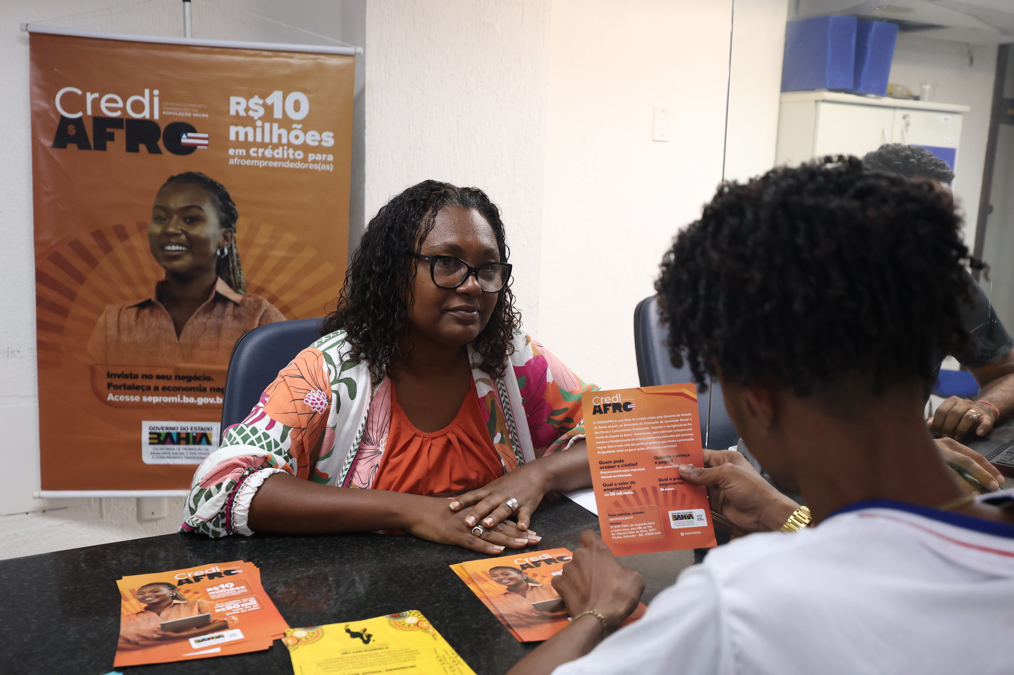 CrediAfro leva atendimento e orientação financeira a estações do metrô de Salvador  durante o verão