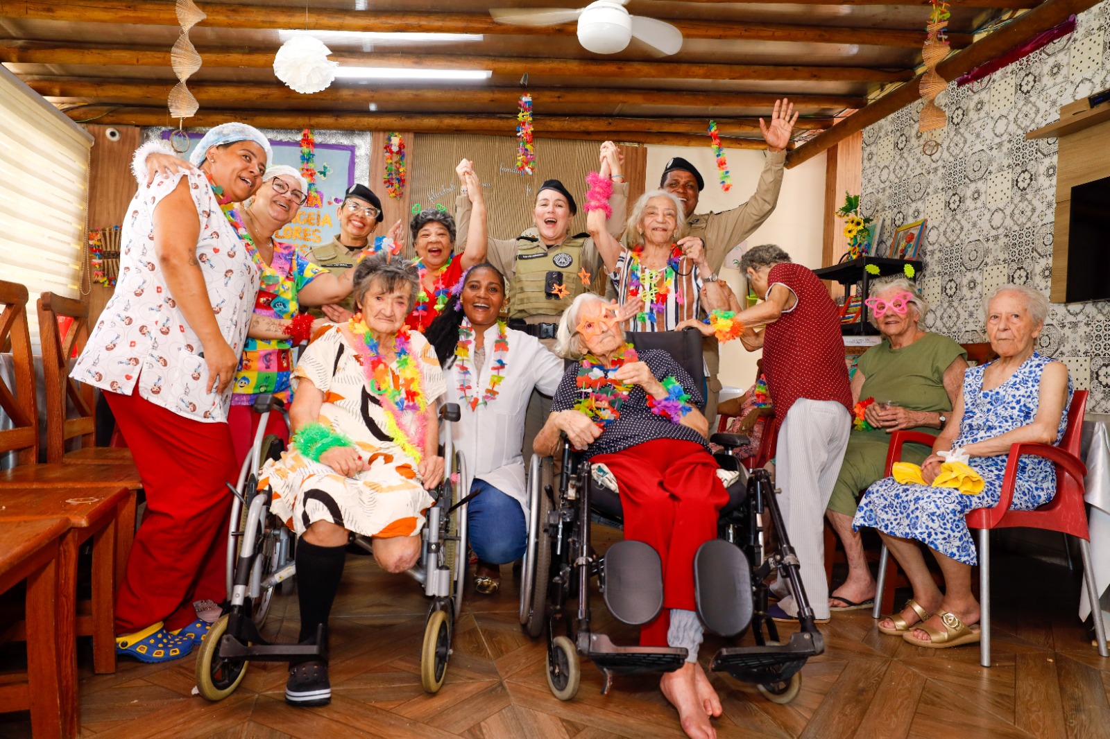 Grupo de Teatro da PM da Bahia leva pré-carnaval a lares de idosos em ação de acolhimento e valorização da vida