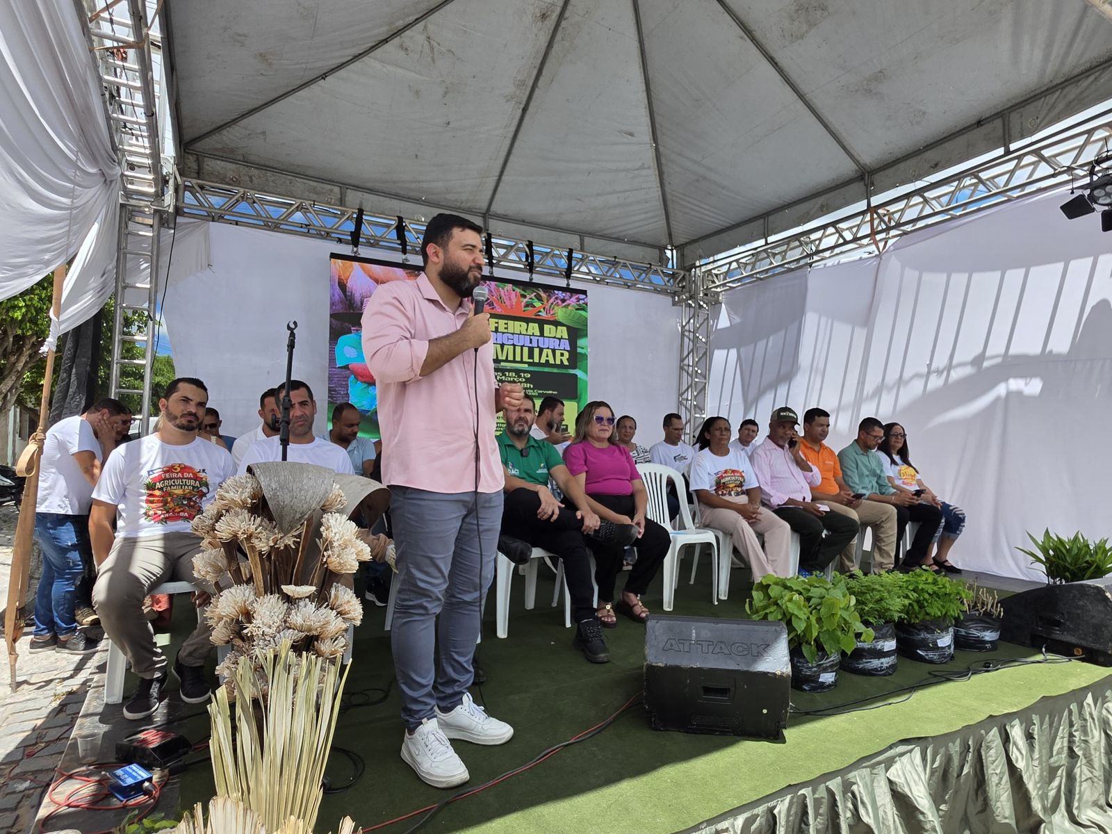 Agricultura familiar ganha reforço em Araci com entrega de mudas, equipamento de irrigação e títulos de domínio