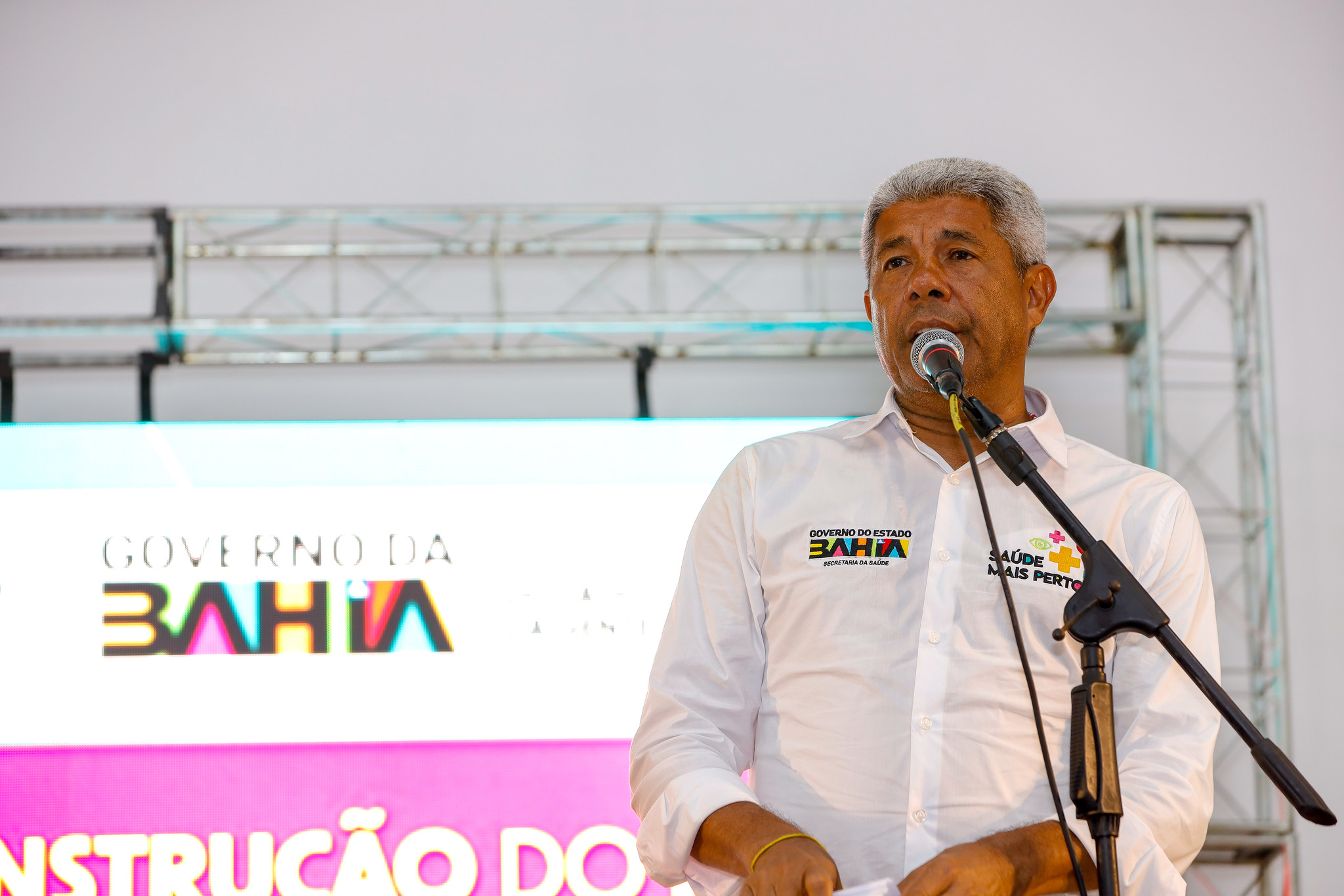 Governador Jerônimo inicia mais uma maratona pelo interior da Bahia, com agenda oficial em 11 municípios, de quinta (19) a domingo (22)  O governador Jerônimo Rodrigues vai iniciar, nesta quinta-feira (19), mais uma série de agendas oficiais pelo interior da Bahia, percorrendo 11 municípios, até o domingo (22). Os compromissos incluem anúncios, autorizações e inaugurações de obras e investimentos nas áreas de infraestrutura, saúde e educação. A iniciativa reforça a estratégia do Governo do Estado de descent