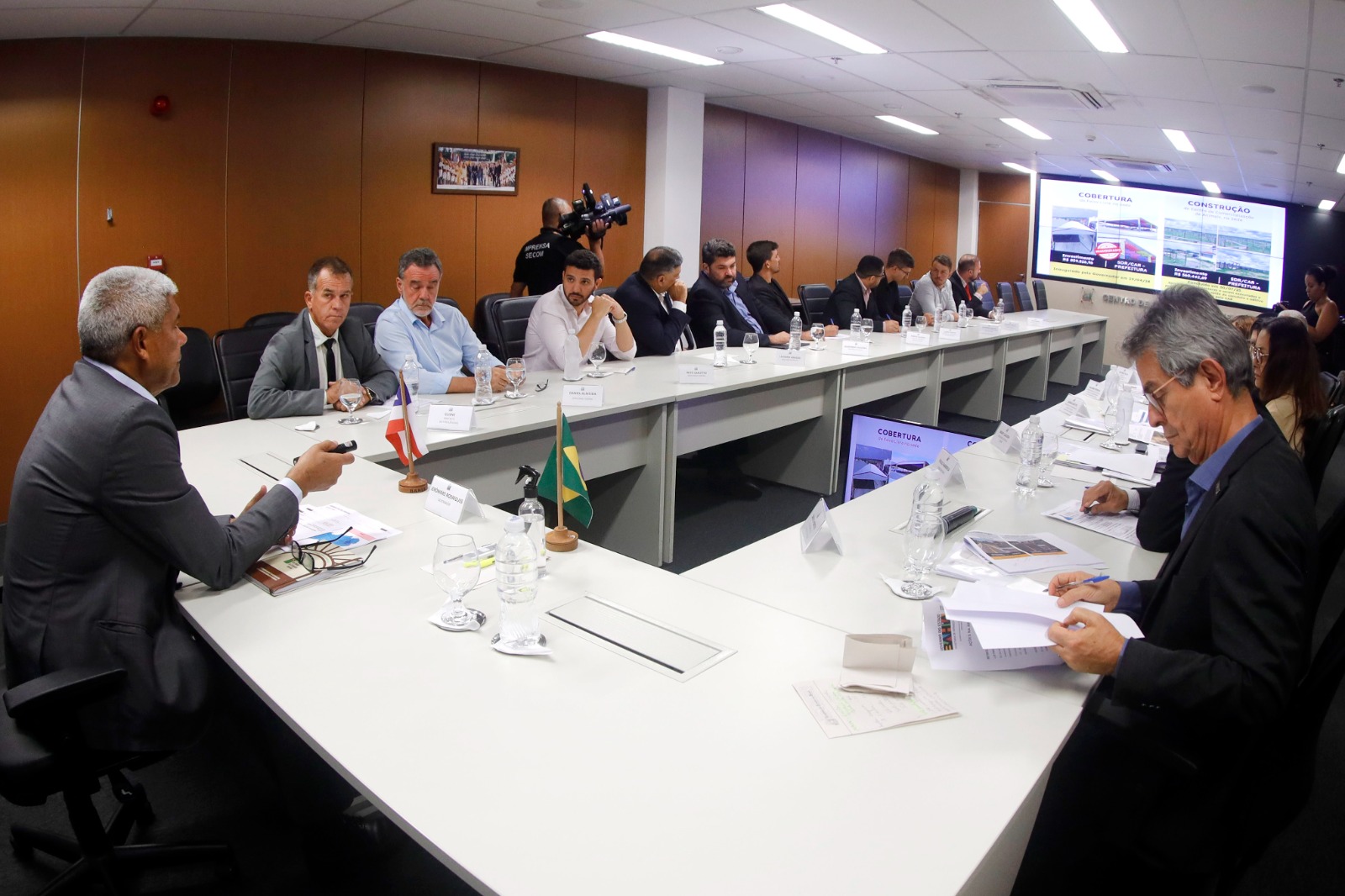 Em reunião com prefeito de Retirolândia, governador destaca investimentos de R$ 84 milhões no município e entrega veículos para a saúde