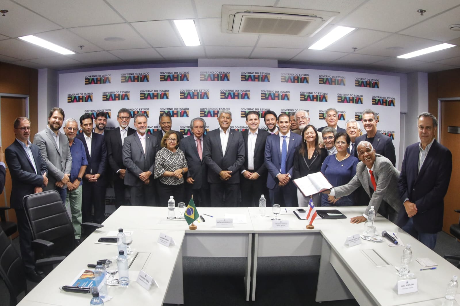 Jerônimo Rodrigues recebe presidente da Câmara dos Deputados e reforça diálogo institucional em agenda com bancada federal  O governador Jerônimo Rodrigues recebeu, nesta segunda-feira (9), o presidente da Câmara dos Deputados, Hugo Motta, em Salvador. O encontro reuniu secretários estaduais e deputados federais da bancada baiana, e reforçou a importância do diálogo permanente entre os poderes.  Para Jerônimo, a aproximação com a presidência da Câmara e com a bancada federal é fundamental para garantir agil