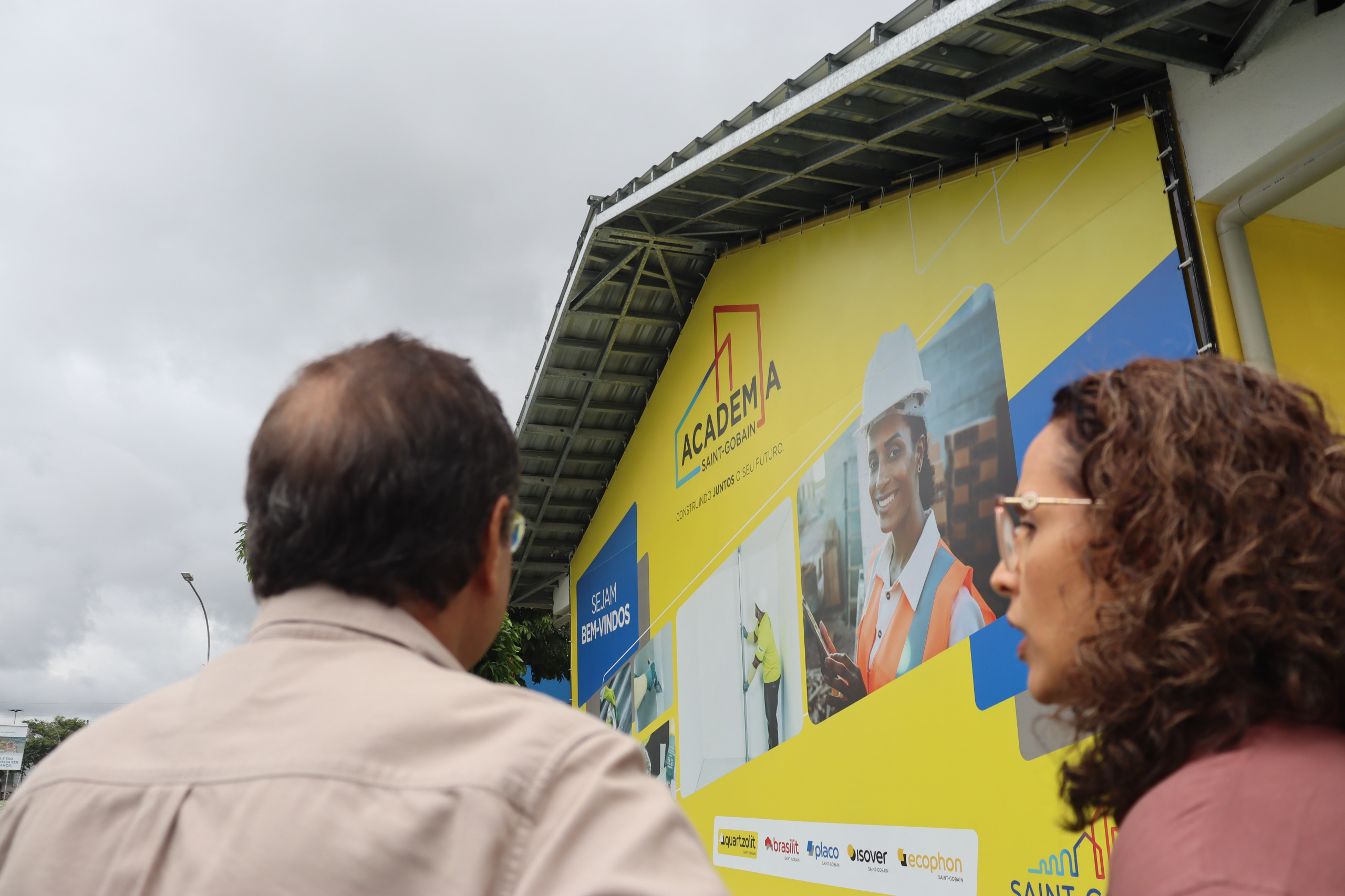 Mulheres em vulnerabilidade social recebem formação profissional para atuação com drywall