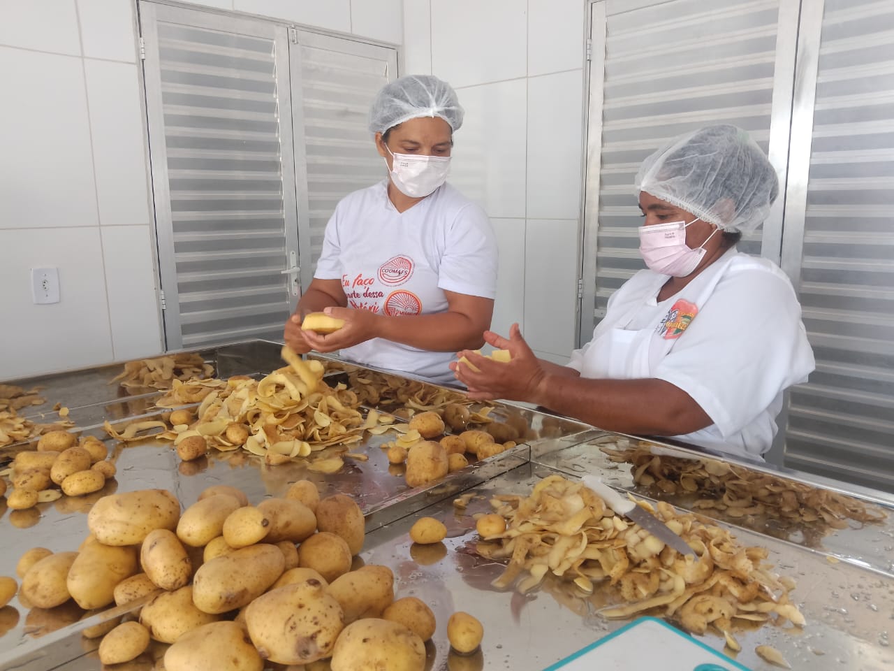 Agroindústria familiar impulsiona renda de mulheres em assentamento de Ourolândia