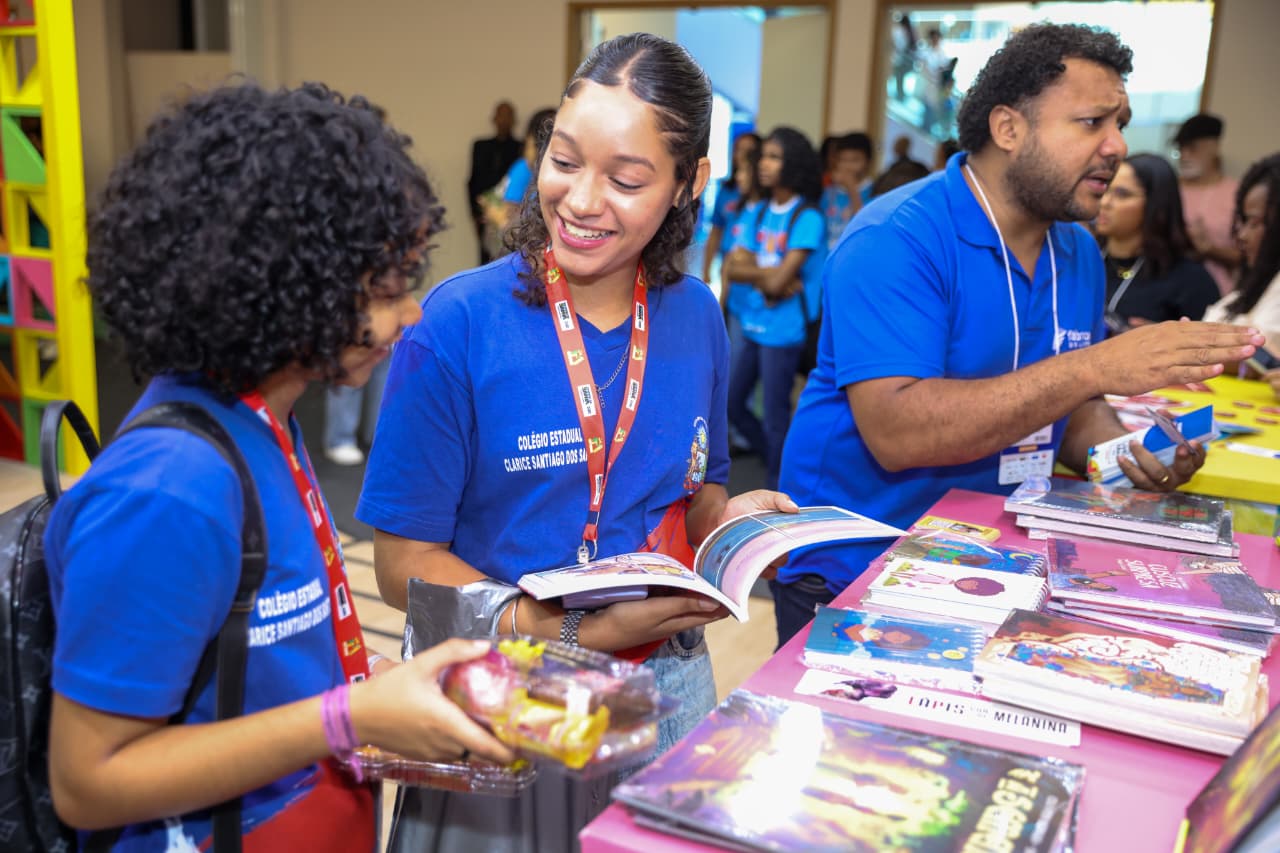Estudantes da rede estadual celebram literatura, na abertura da Bienal do Livro Bahia 2026