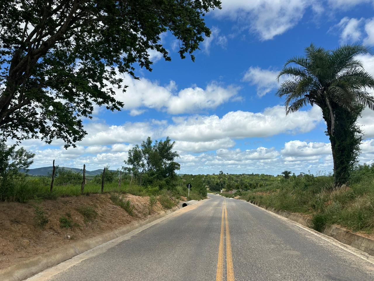 O Governo do Estado entregou, nesta quarta-feira (29), em Antônio Gonçalves, a pavimentação de 10,3 quilômetros entre o entroncamento da BA-131 e os povoados de Caldeirão dos Mulatos e Jibóia, com investimento de R$ 7,6 milhões. A agenda também incluiu a entrega do novo Mercado Municipal, a pavimentação dos acessos à sede do município e a autorização da ordem de serviço para construção de 18 unidades habitacionais rurais. As ações fortalecem a mobilidade, o escoamento da produção agropecuária, a agricultura