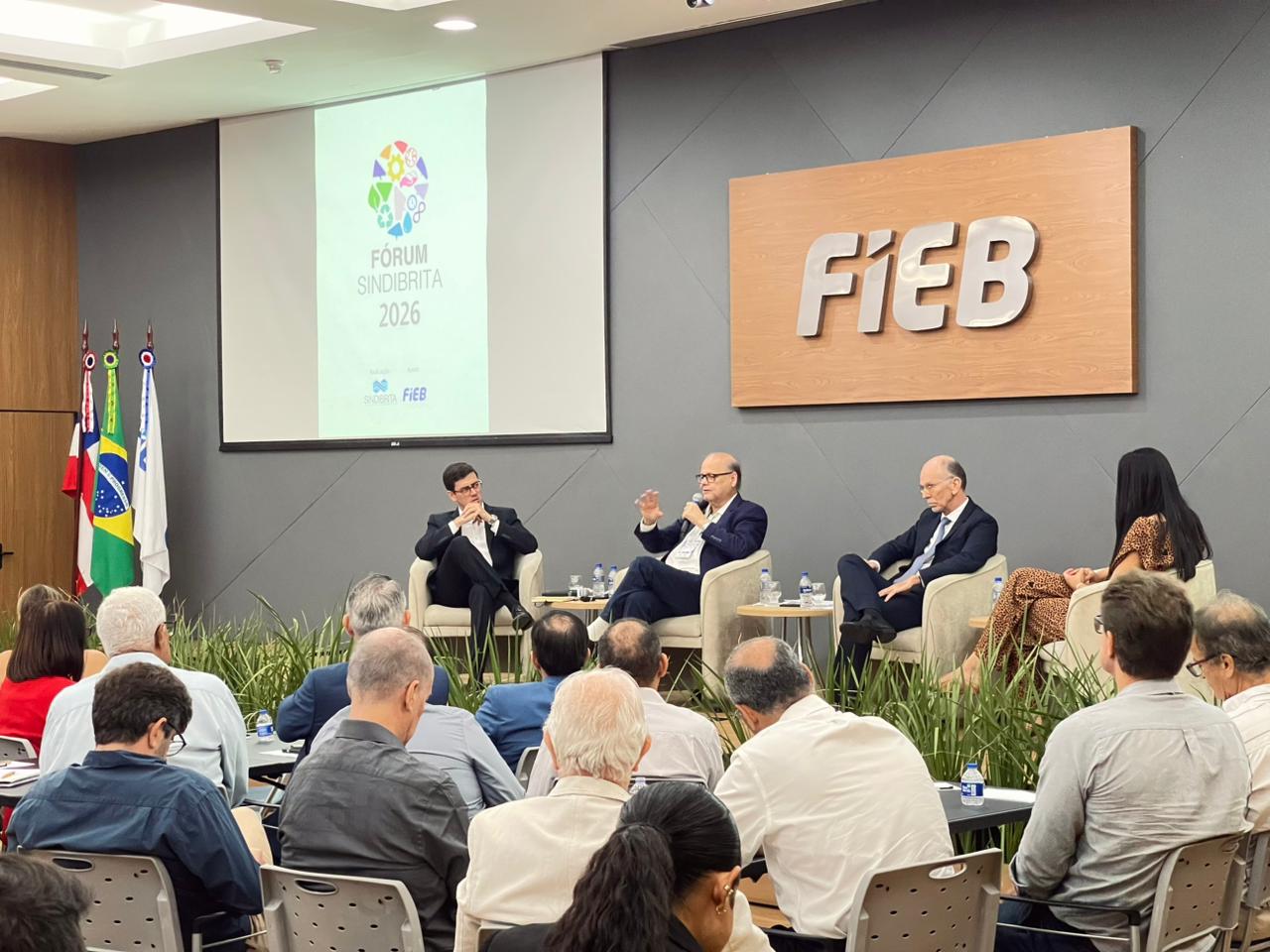 Diretor do Inema debate modernização do licenciamento ambiental e desafios da mineração durante Fórum Sindibrita 2026