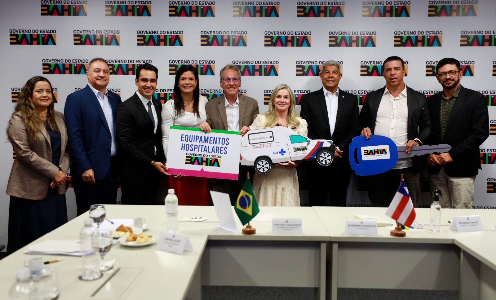 Nesta quarta-feira (6), o governador Jerônimo Rodrigues se reuniu com o prefeito de Dom Basílio, Fernando Santos, para discutir uma pauta central para o município: o abastecimento de água, com destaque para a Barragem do Rio do Paulo. Durante o encontro, foram entregues uma ambulância, um veículo administrativo e equipamentos hospitalares, reforçando a estrutura de saúde e ampliando a capacidade de atendimento à população.  O projeto da barragem vai melhorar o abastecimento de Dom Basílio e também atender m