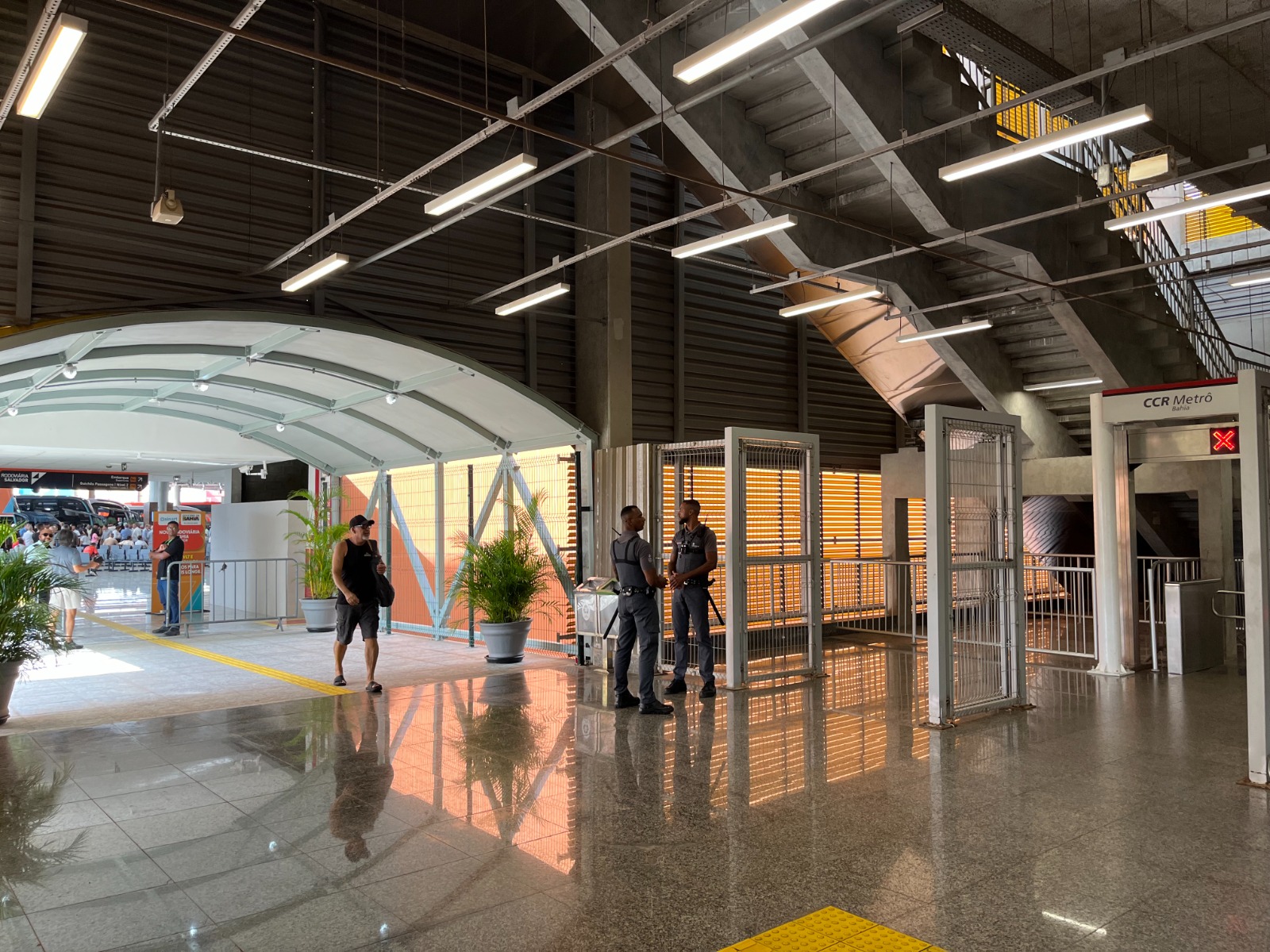 O Metrô Bahia, uma empresa da Plataforma de Trilhos da Motiva, registrou um marco histórico na movimentação de passageiros durante o São João. A Estação Águas Claras apresentou um crescimento de 55% no fluxo de clientes quando comparado o intervalo festivo deste ano com o mesmo período do ano passado.      Em números absolutos, o volume de passageiros que utilizaram a estação ao longo do período junino saltou de 86 mil para 133 mil, consolidando o local como um dos principais pontos de mobilidade da capital