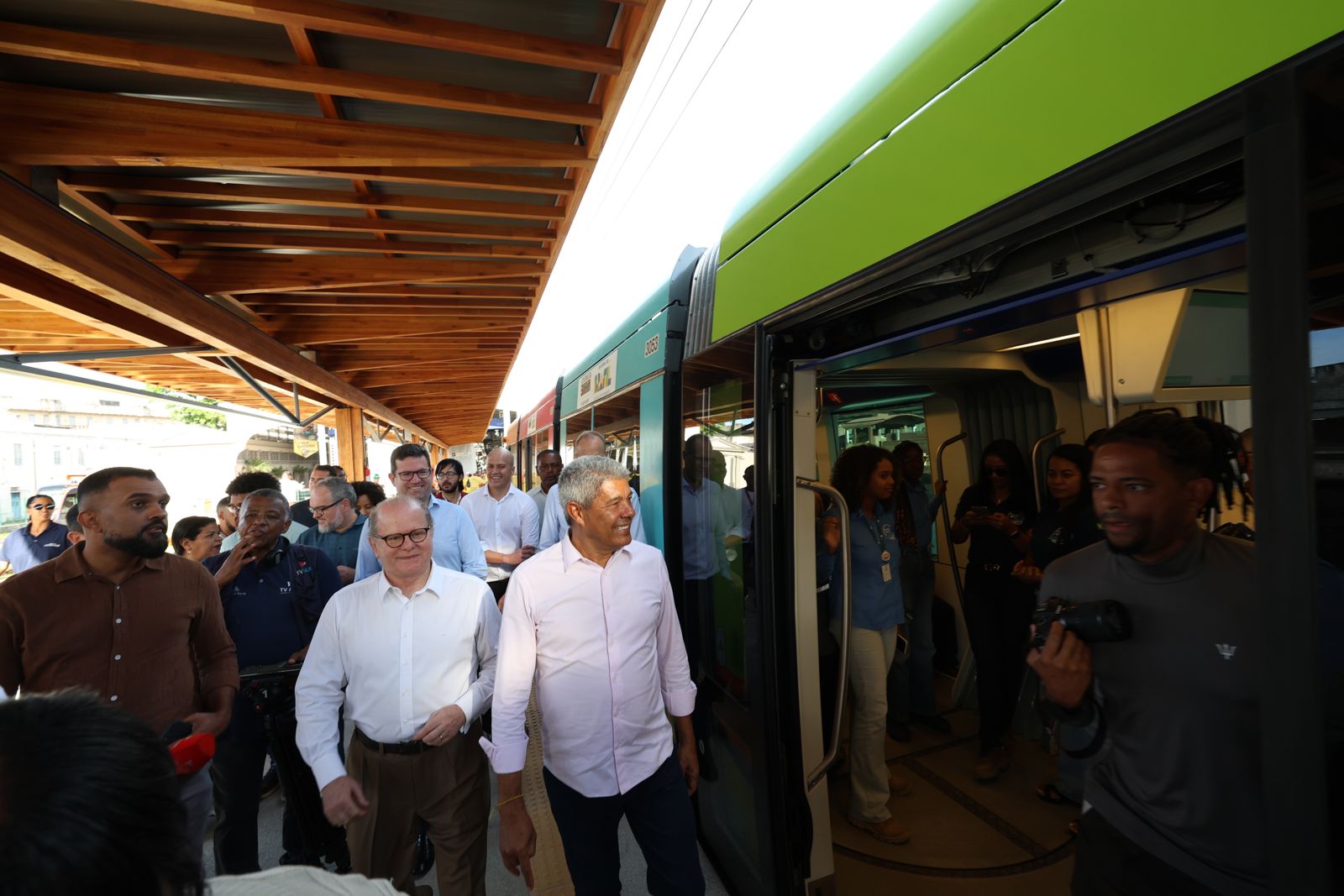 Início da operação assistida do VLT marca nova fase da mobilidade em Salvador e Região Metropolitana  Embarque e desembarque de passageiros será entre a Calçada e o Lobato. Governador participou da viagem-teste, que se estendeu até a Parada Marisqueiras, em Plataforma  O Veículo Leve sobre Trilhos (VLT) de Salvador e Região Metropolitana iniciou, nesta segunda-feira (29), a operação assistida de embarque e desembarque de passageiros no primeiro trecho do sistema, entre a Calçada e o Lobato. A programação fo