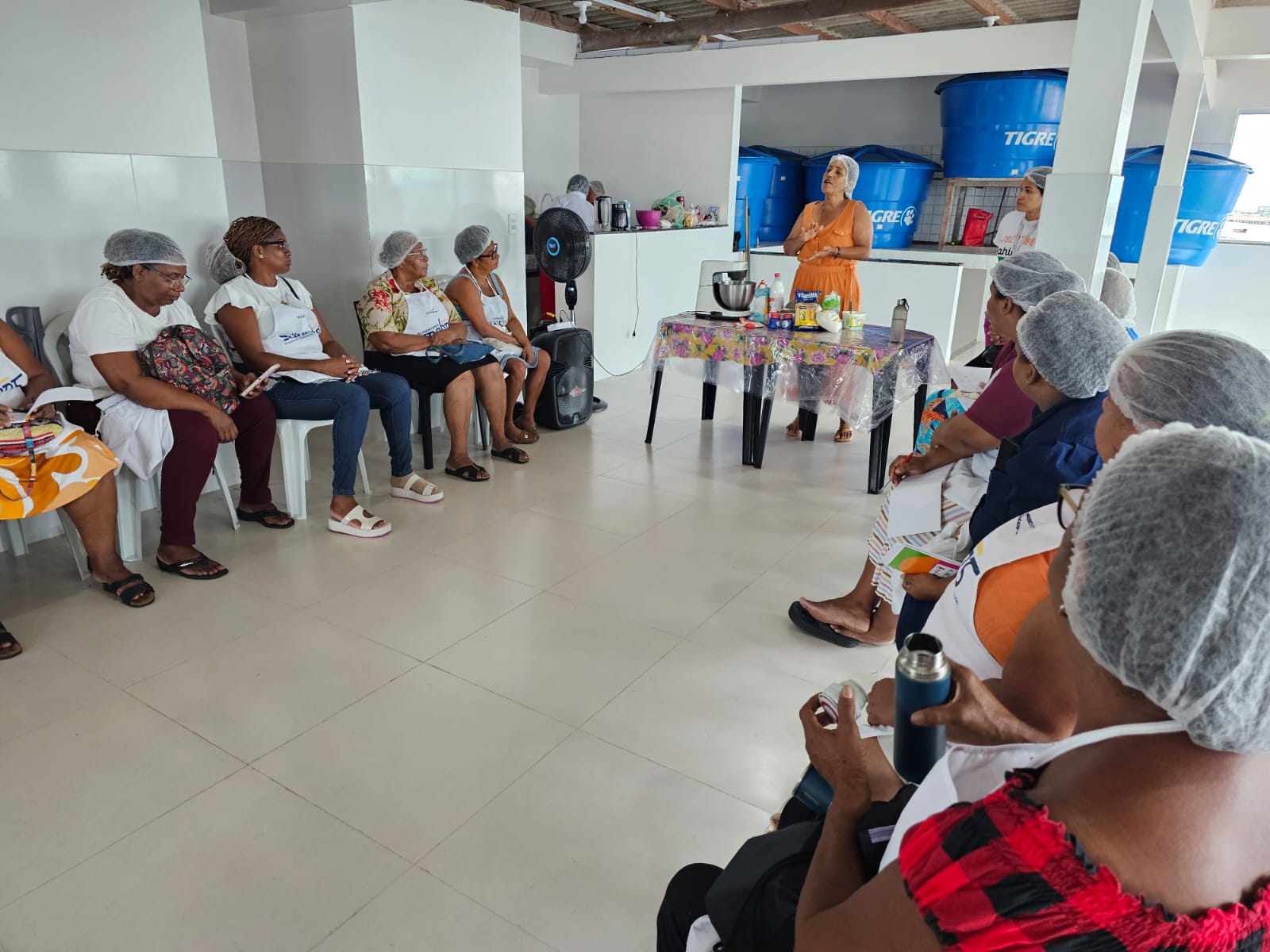 O Programa Bahia pela Paz, por meio dos  Coletivos Bahia pela Paz promoveram, ao longo desta semana, o curso Alimentando Sonhos: Produção de Bolos e Comidas Típicas Juninas, voltado para  mulheres do bairro de São Caetano, em Salvador. A iniciativa teve como objetivo qualificar as participantes para a produção de alimentos, incentivar a geração de renda e o fortalecimento da autonomia financeira dessas mulheres. A formação ocorreu em parceria Cufa, Projeto Resgaty, Projeto Alimentando Sonhos, M. Dias Branco