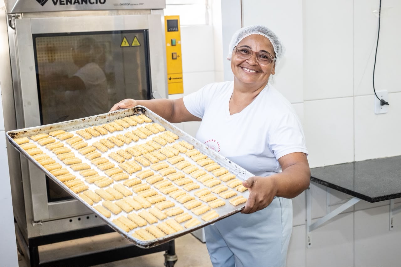 Investimentos do Governo da Bahia impulsionam produção de biscoitos e geram renda no Oeste do estado
