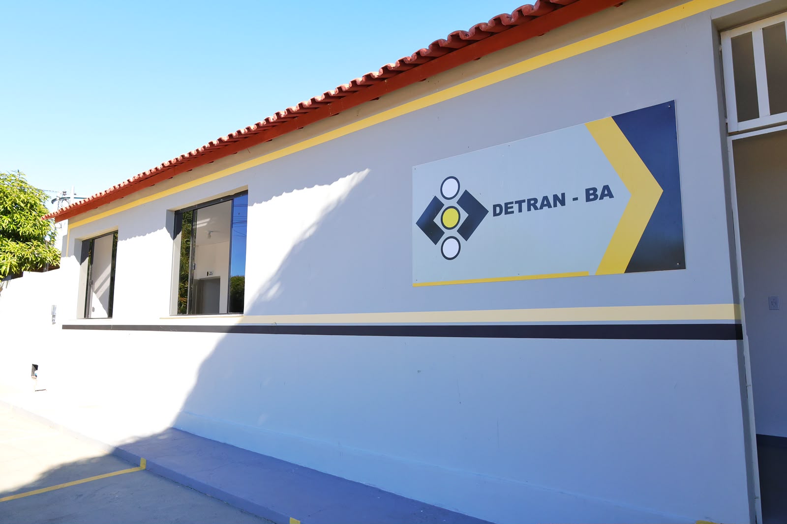Governo do Estado entrega pavimentação da BA-561 e sedes do Detran em Barra da Estiva e Paramirim