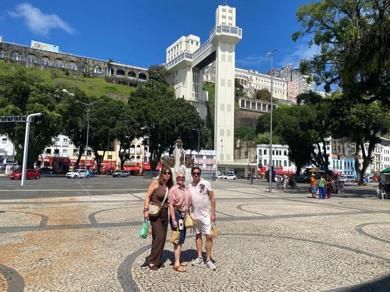 Agentes de viagens da Espanha conhecem atrativos turísticos de Salvador e Praia do Forte