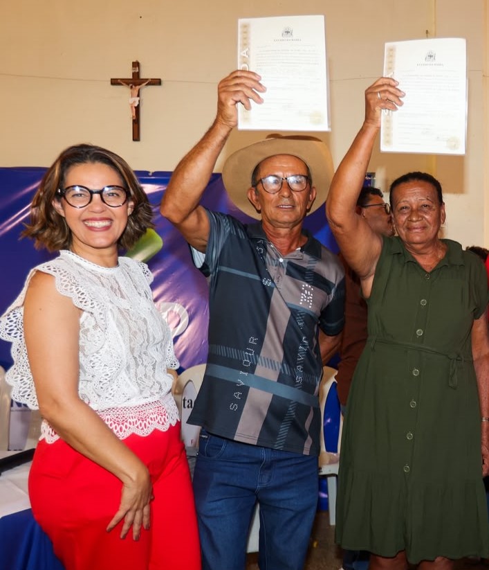Baianópolis e Catolândia recebem 354 títulos de terra para agricultores familiares e ações de infraestrutura rural