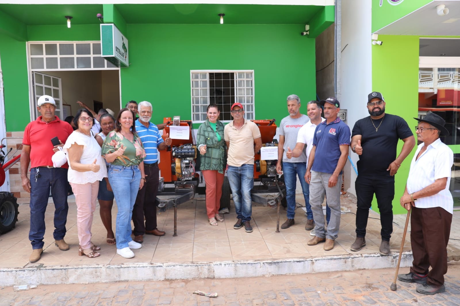Máquinas e equipamentos para a agricultura familiar são entregues em Coribe