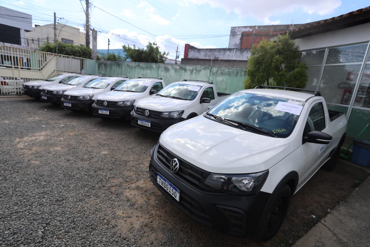 Associações de produtores de cinco municípios receberam novos veículos 