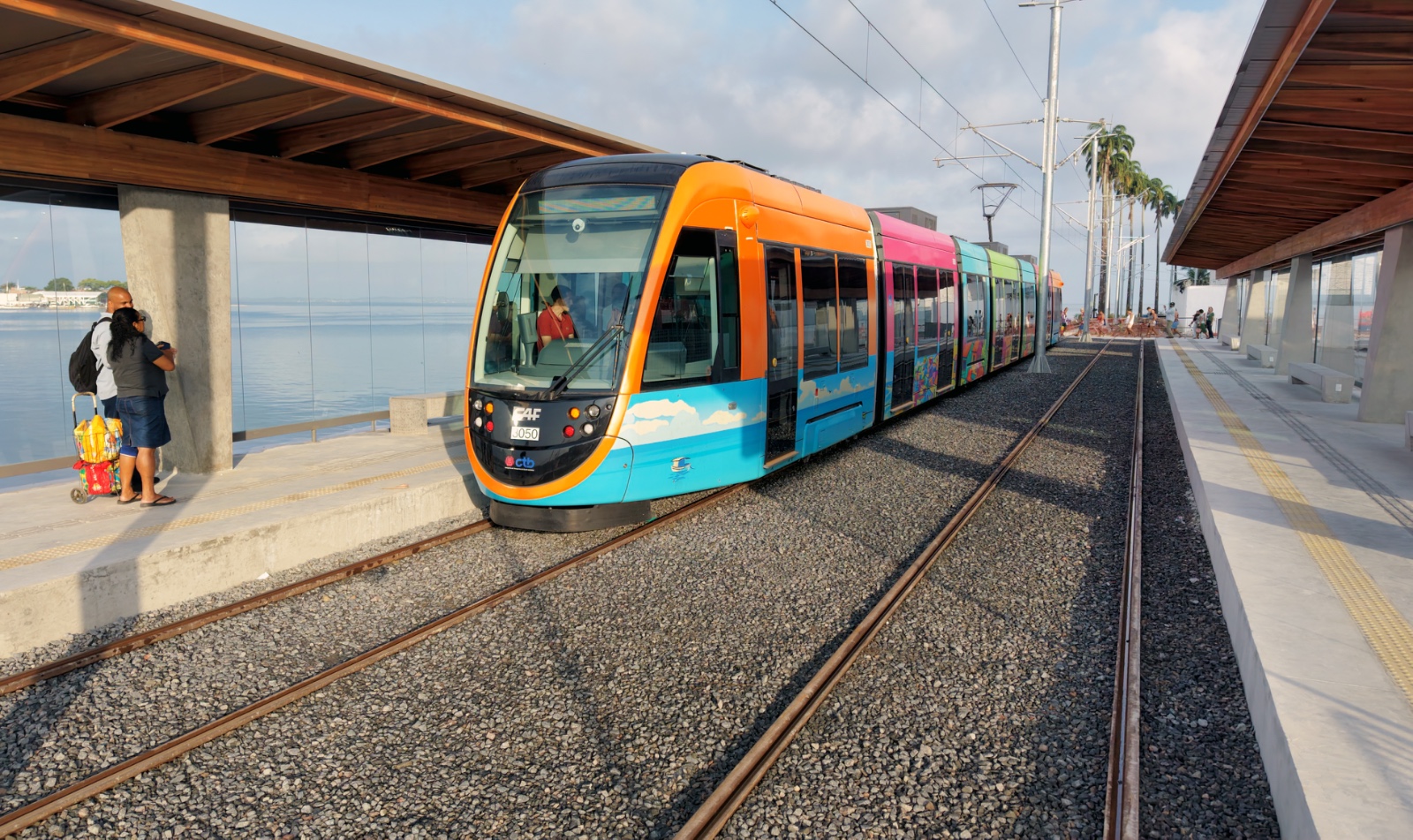 VLT inicia operação com passageiros na Parada Marisqueiras