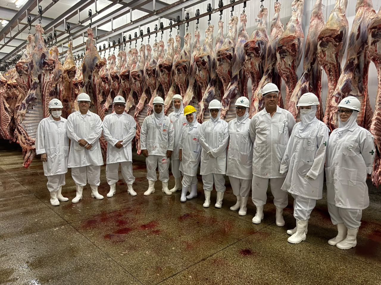 ADAB entrega certificado que autoriza Frigoalas a comercializar produtos em todo o Brasil