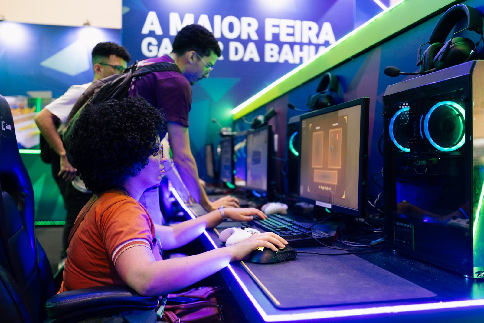 Espaço gamer com oficinas de criação de jogos 