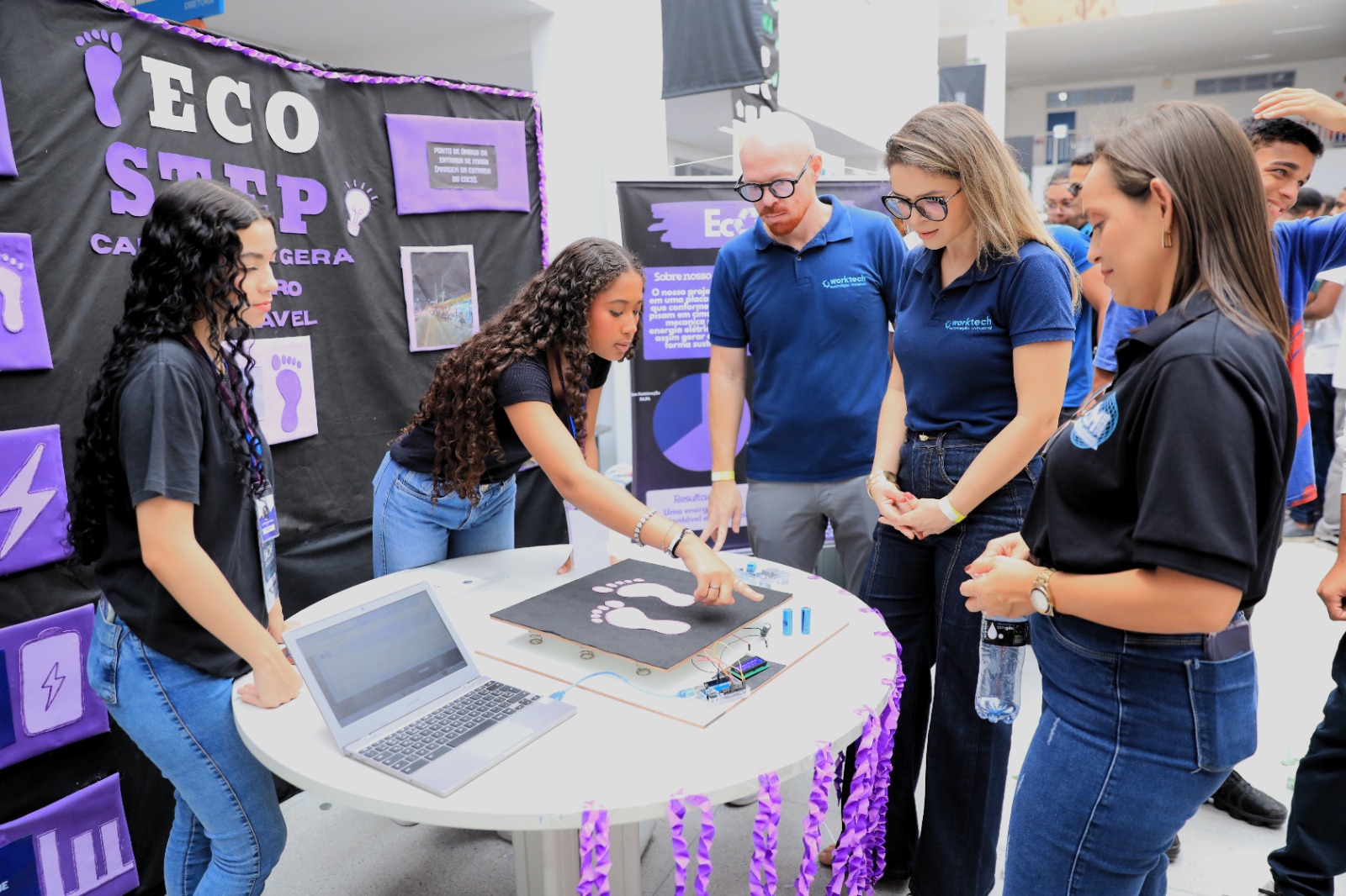 Projetos científicos e tecnológicos durante feira escolar