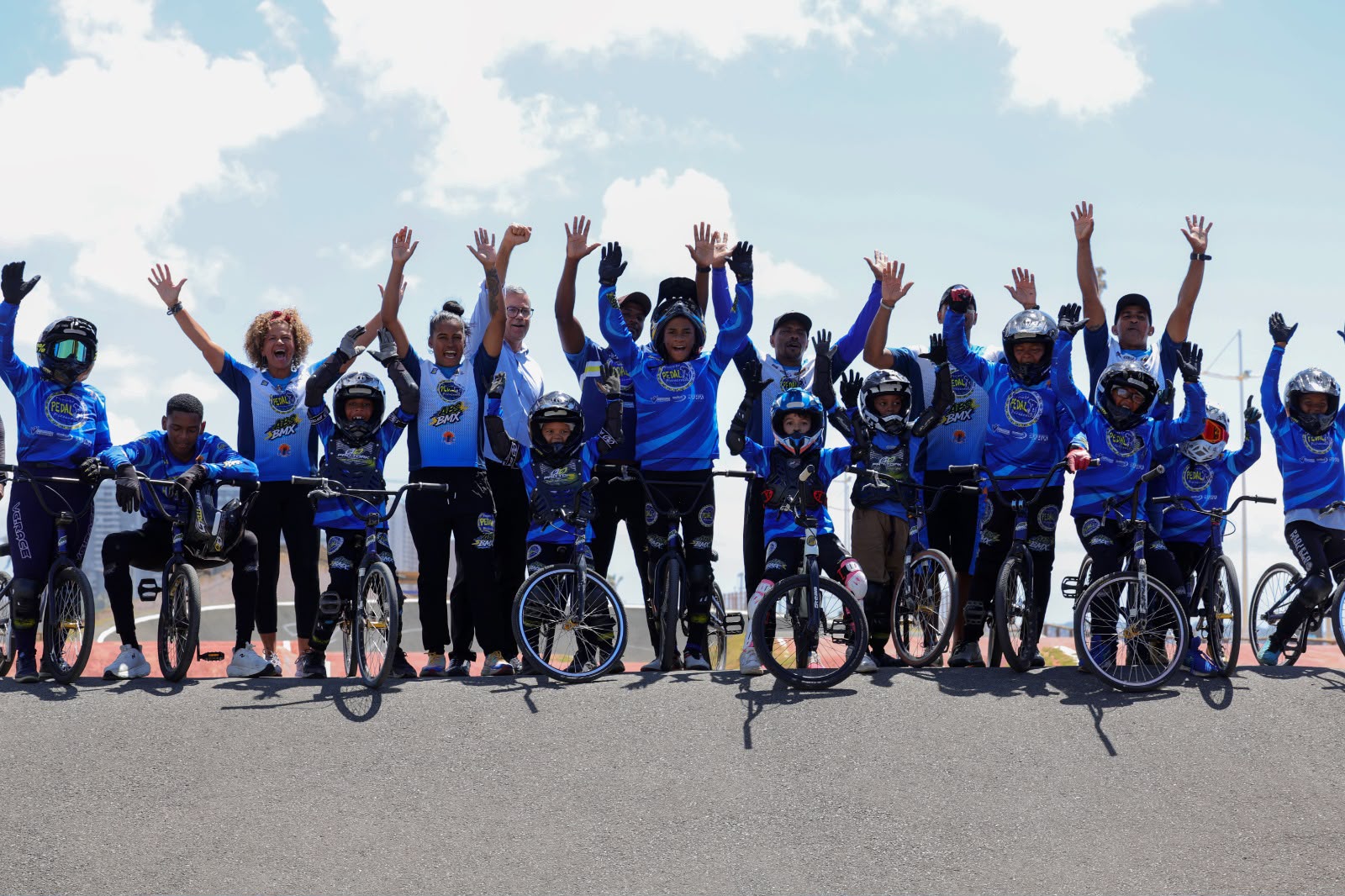 Projeto Pedal Bicicross abre 46 vagas gratuitas para adolescentes em Salvador  O Projeto Pedal Bicicross está com 46 vagas gratuitas abertas para jovens de 13 a 16 anos em Salvador. A iniciativa oferece aulas de iniciação ao BMX, modalidade olímpica do ciclismo, na pista de bicicross do Corsário, na orla da capital baiana. Há dez anos, o projeto promove o acesso ao esporte e à inclusão social. Atualmente, atende cerca de 200 alunos e conta com investimento superior a R$ 1 milhão do Governo da Bahia, por mei