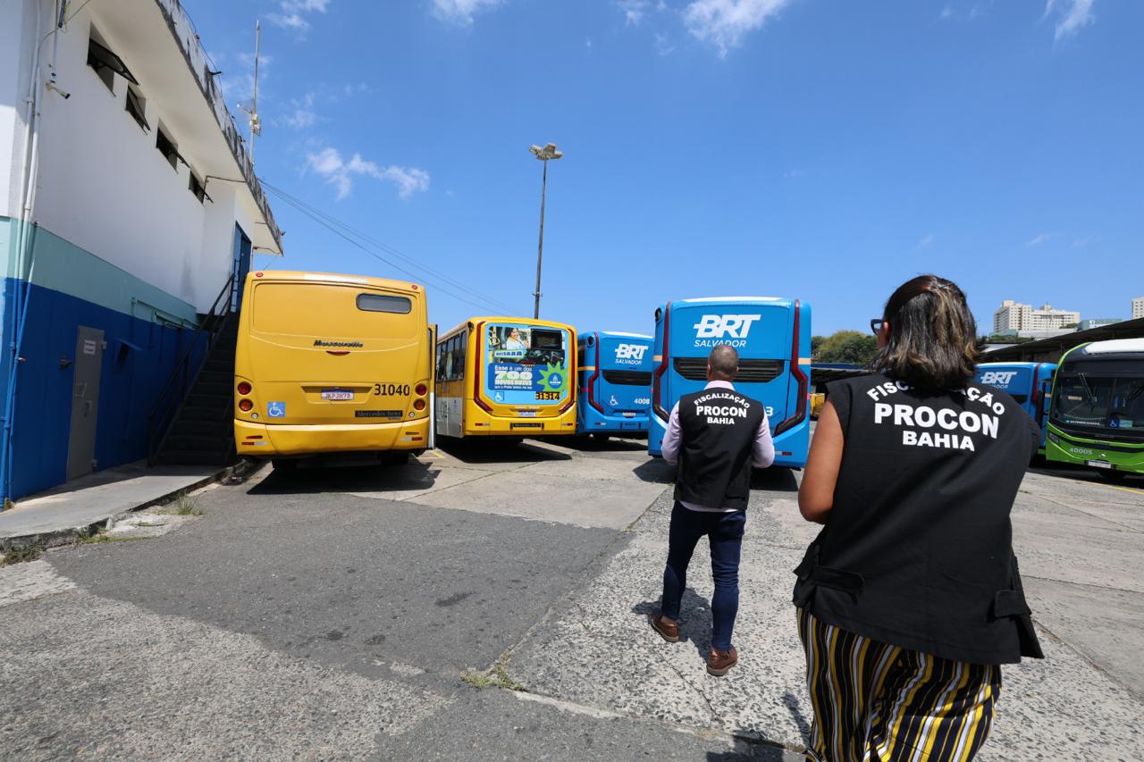 Procon-BA fiscaliza empresas de ônibus em Salvador e identifica 544 veículos parados em cinco garagens