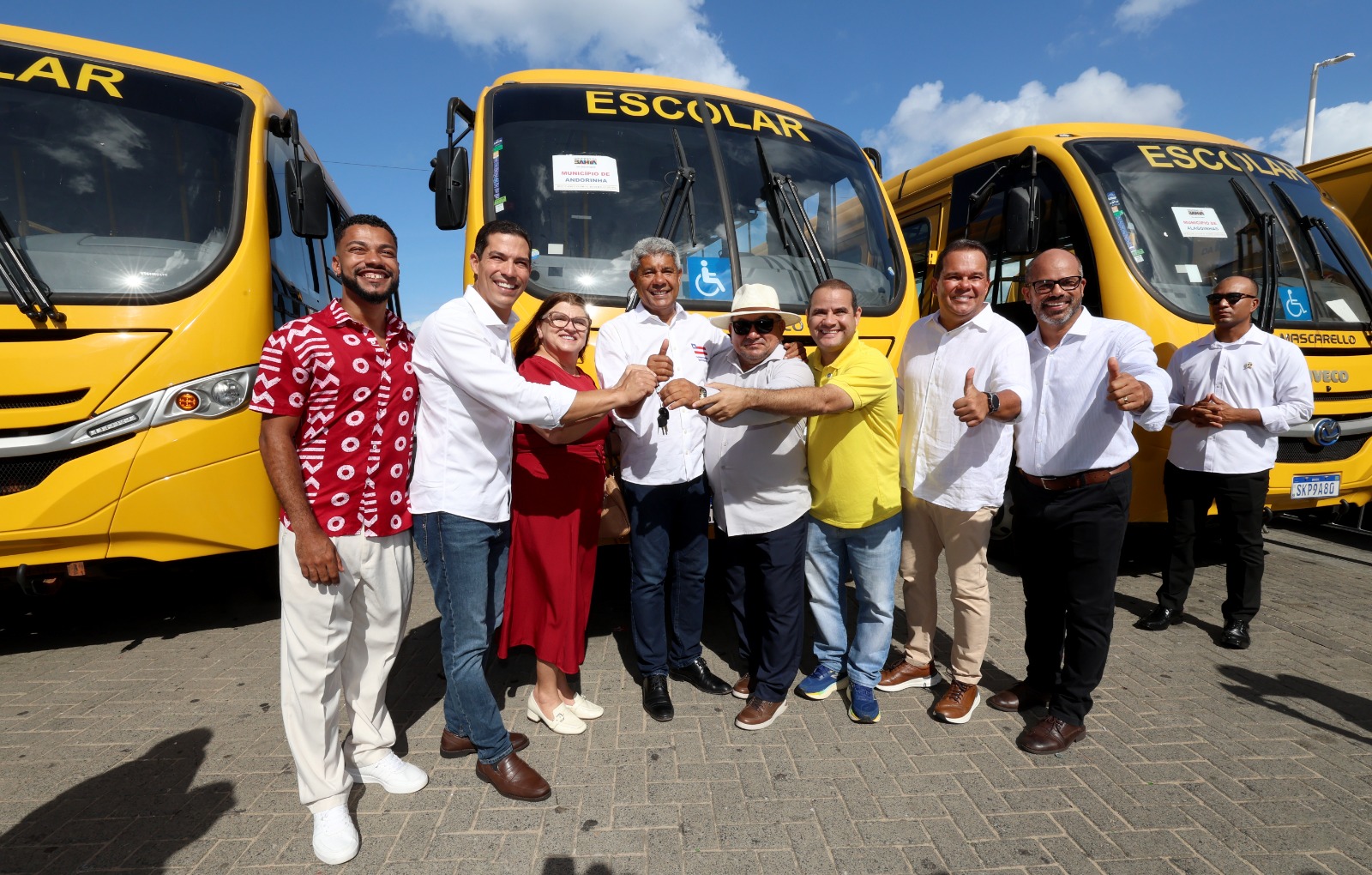 Jerônimo Rodrigues entrega 101 ônibus escolares rurais para ampliar transporte de estudantes em municípios baianos