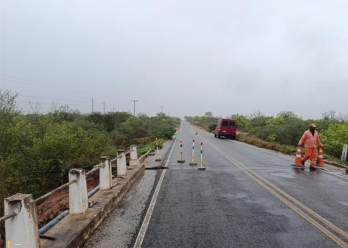 Sinalização da ponte sobre o Rio do Peixe