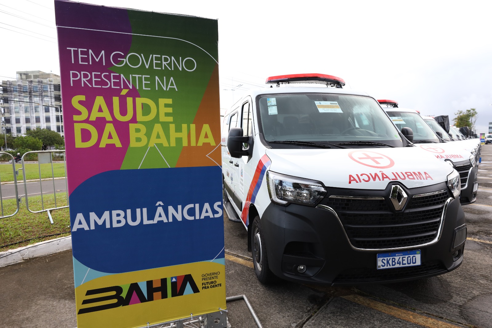 Entrega de 14 ambulâncias