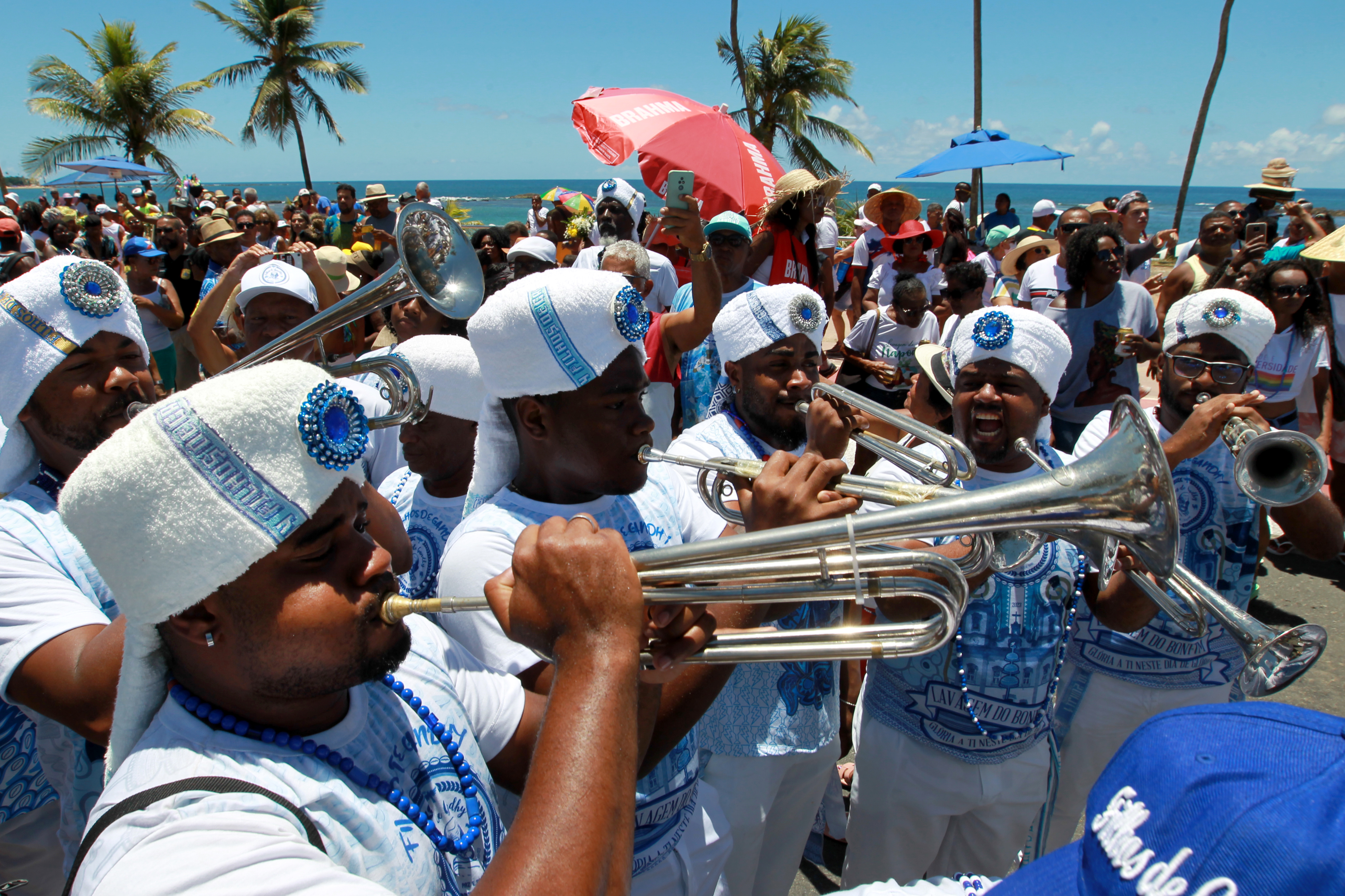 Governador Jerônimo Rodrigues participa da Lavagem de Itapuã, em Salvador