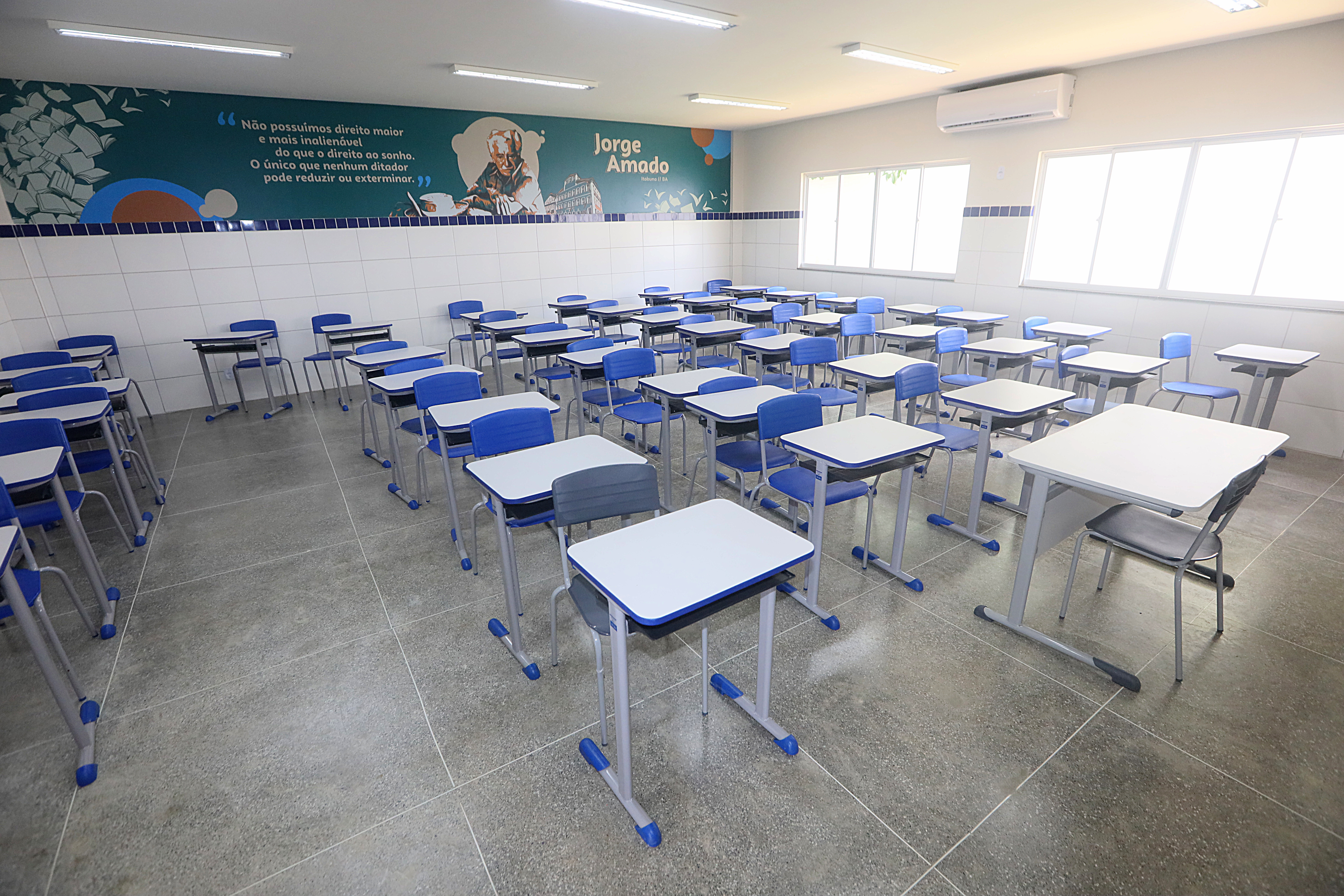 Em Presidente Dutra, Jerônimo entrega novo Colégio de Tempo Integral, reforma de estádio e anuncia obras em infraestrutura