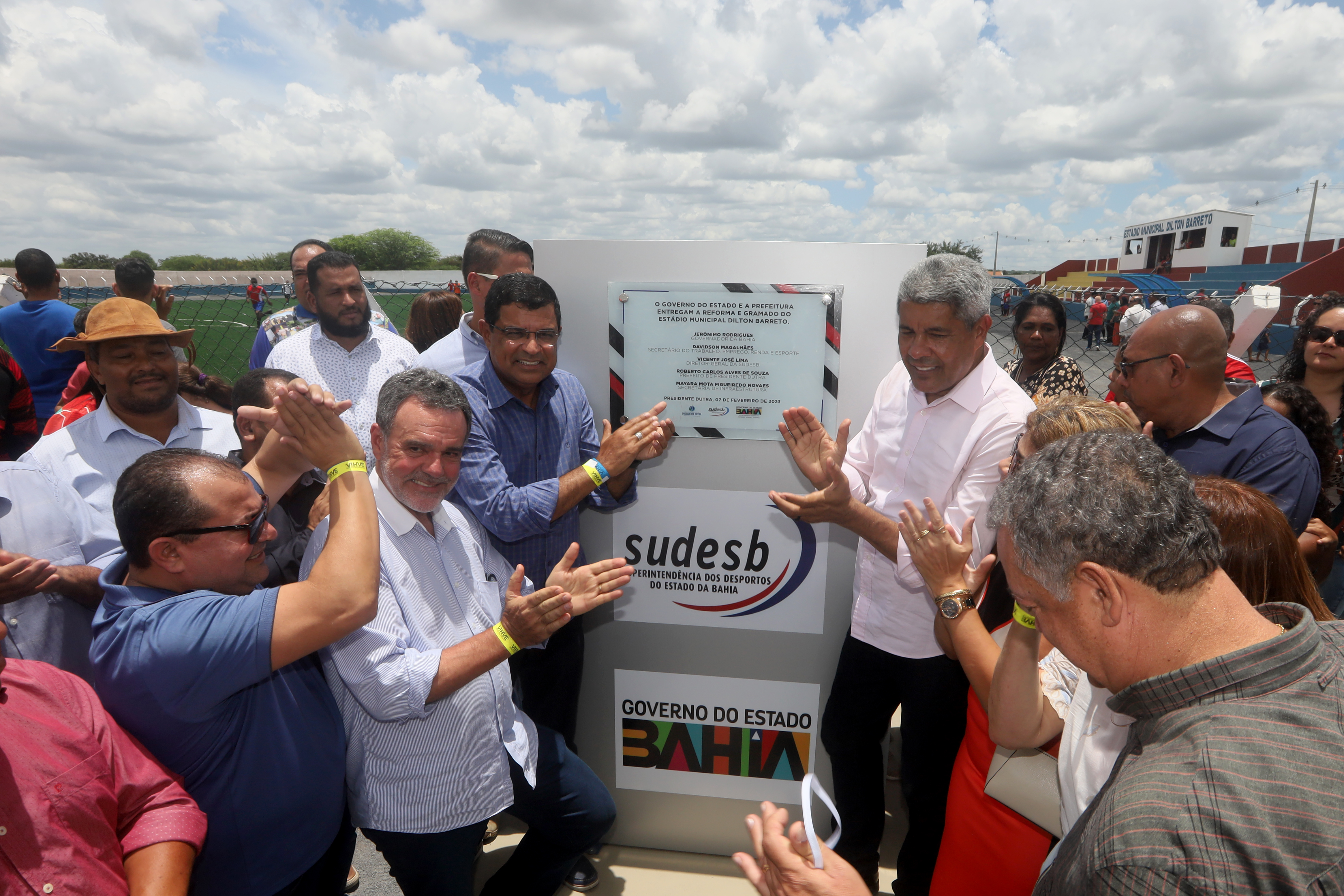 Em Presidente Dutra, Jerônimo entrega novo Colégio de Tempo Integral, reforma de estádio e anuncia obras em infraestrutura