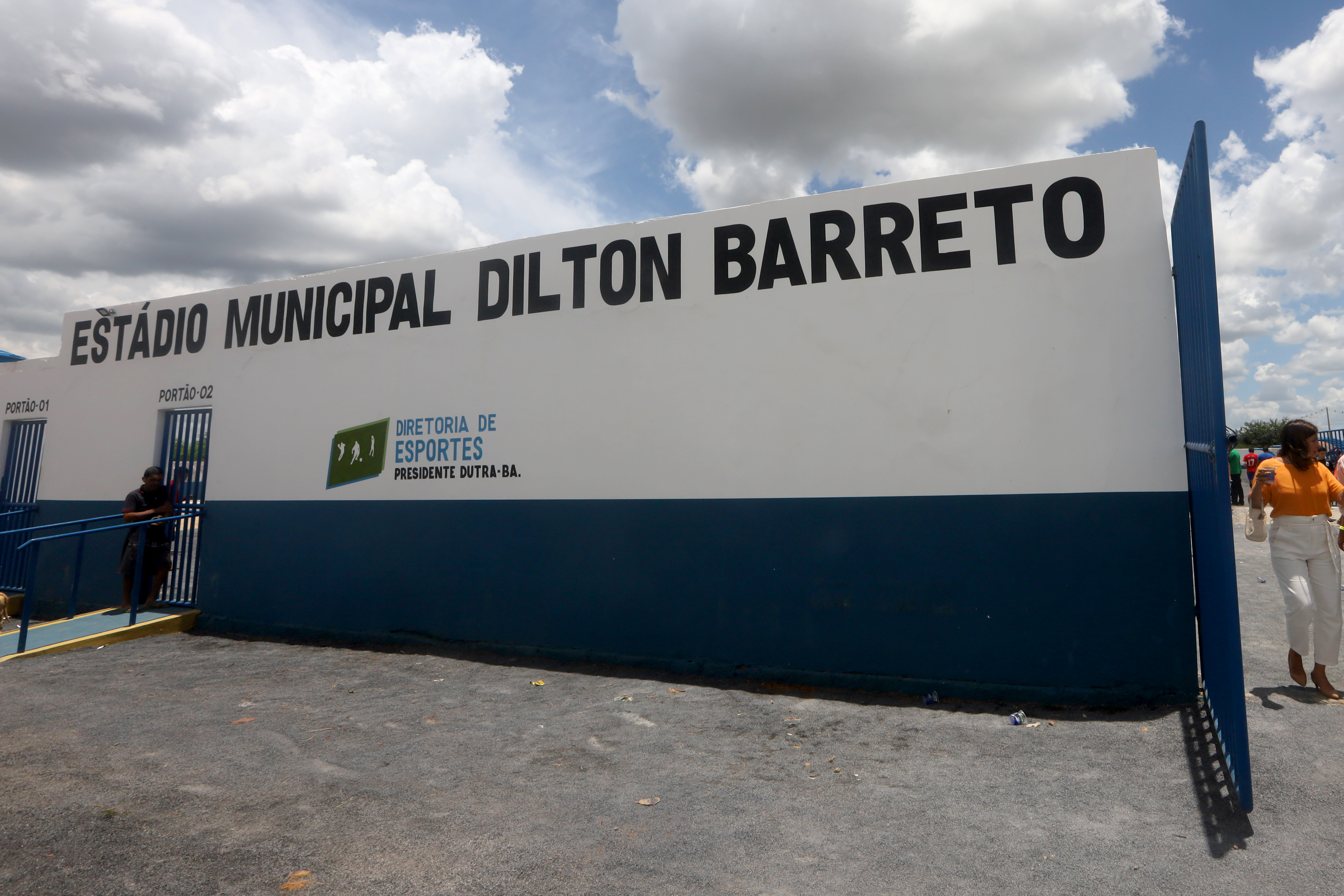 Em Presidente Dutra, Jerônimo entrega novo Colégio de Tempo Integral, reforma de estádio e anuncia obras em infraestrutura