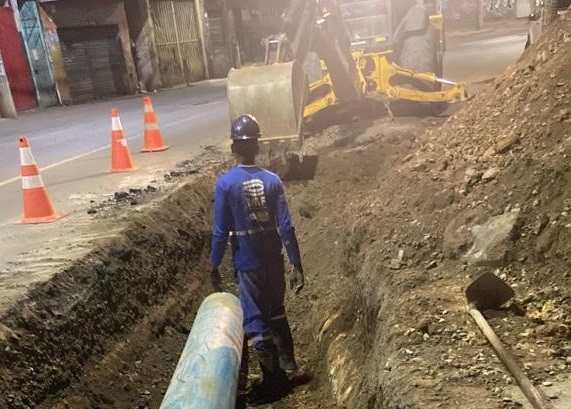 Embasa recupera interceptor de esgoto na Av. San Martin, em Salvador